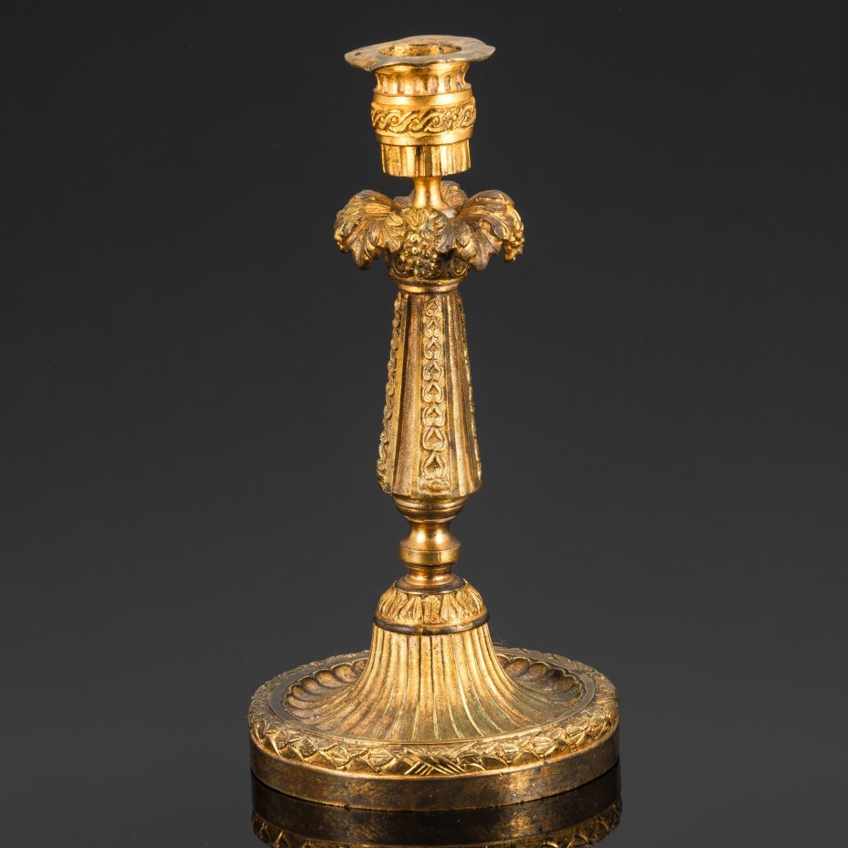 Подсвечник на круглом основании с декором в виде лаврового венка и виноградных лоз (на одну свечу), бронза, золочение, Западная Европа, 1900-1930 гг.