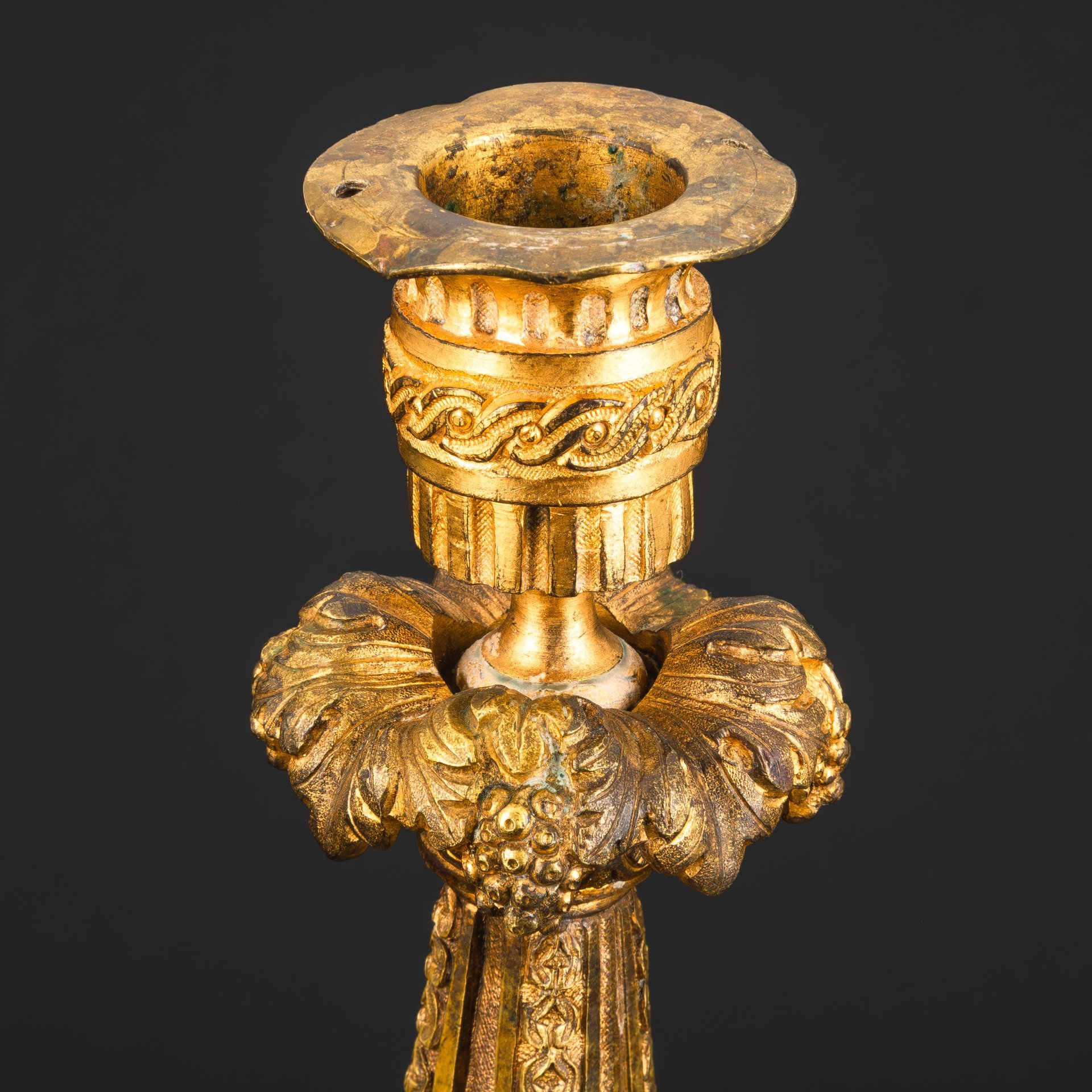 Подсвечник на круглом основании с декором в виде лаврового венка и виноградных лоз (на одну свечу), бронза, золочение, Западная Европа, 1900-1930 гг.