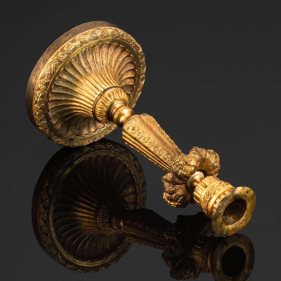 Подсвечник на круглом основании с декором в виде лаврового венка и виноградных лоз (на одну свечу)