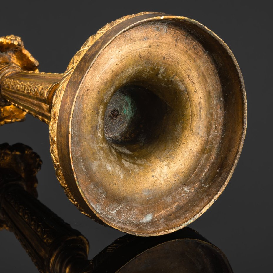 Подсвечник на круглом основании с декором в виде лаврового венка и виноградных лоз (на одну свечу)