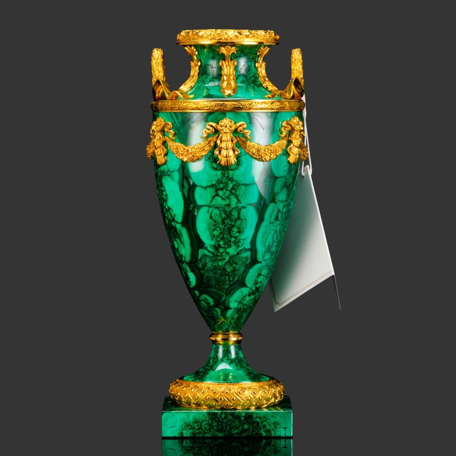Ваза каминная в подарочном кофре, выполненная в стиле ампир, автор А. Толстянкин, Камнерезная мастерская "Карандаев", бронза, литье, малахит, Российская Федерация, 2025 г.