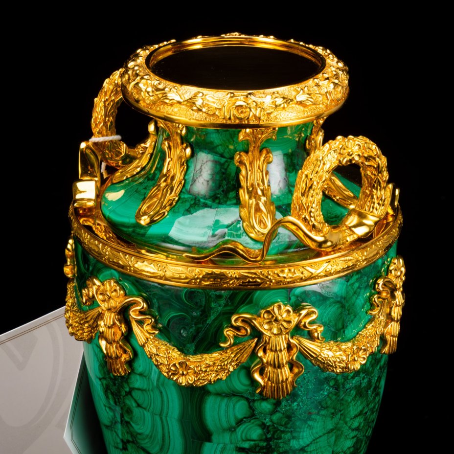 Ваза каминная в подарочном кофре, выполненная в стиле ампир, автор А. Толстянкин, Камнерезная мастерская "Карандаев"