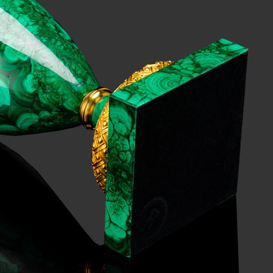 Ваза каминная в подарочном кофре, выполненная в стиле ампир, автор А. Толстянкин, Камнерезная мастерская "Карандаев"