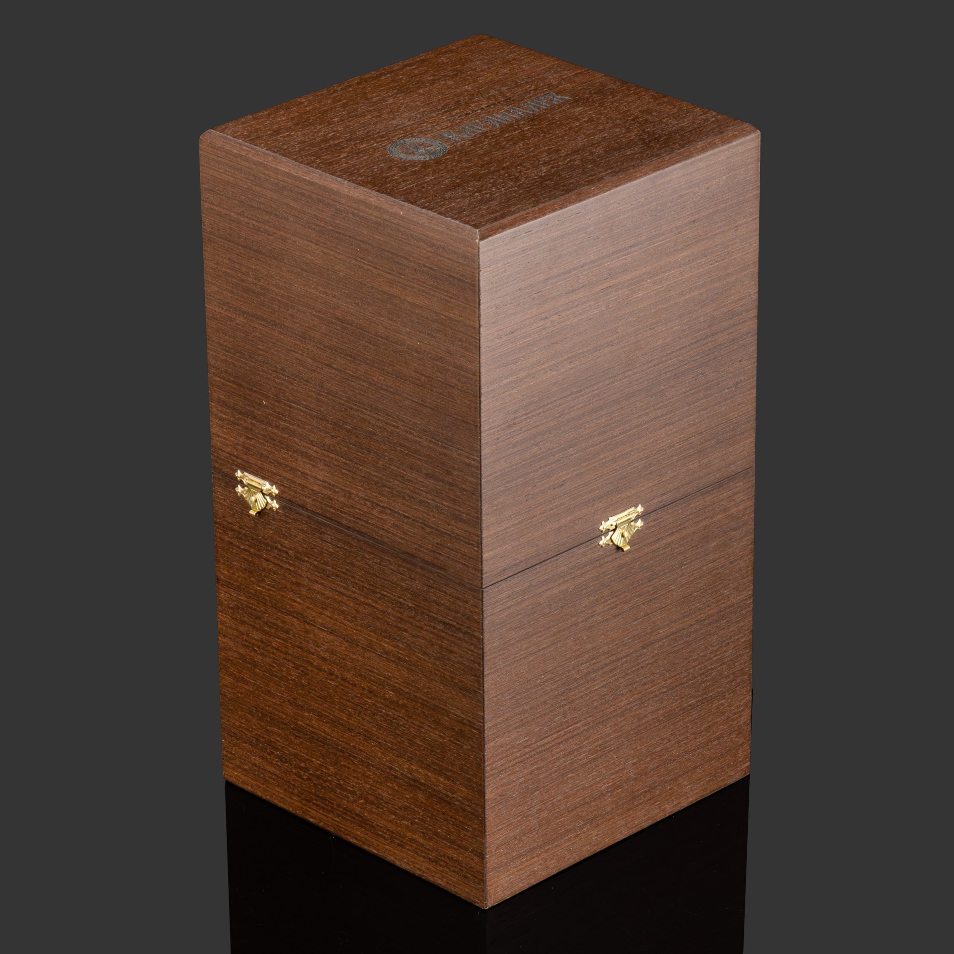 Ваза каминная в подарочном кофре, выполненная в стиле ампир, автор А. Толстянкин, Камнерезная мастерская "Карандаев", бронза, литье, малахит, Российская Федерация, 2025 г.