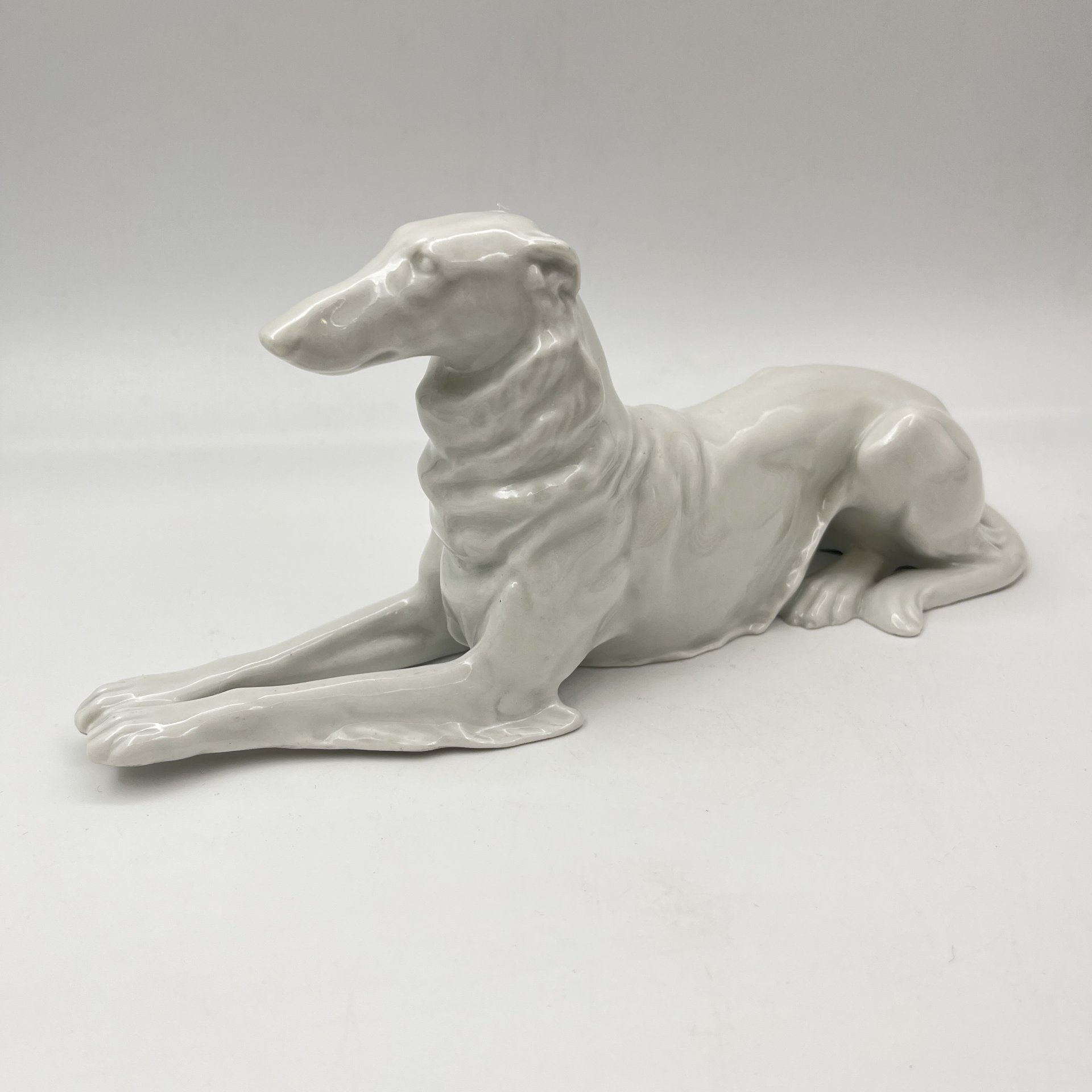 Статуэтка "Лежащая гончая", фарфор, Gebrüder Heubach, Германия, 1910-1945 гг.
