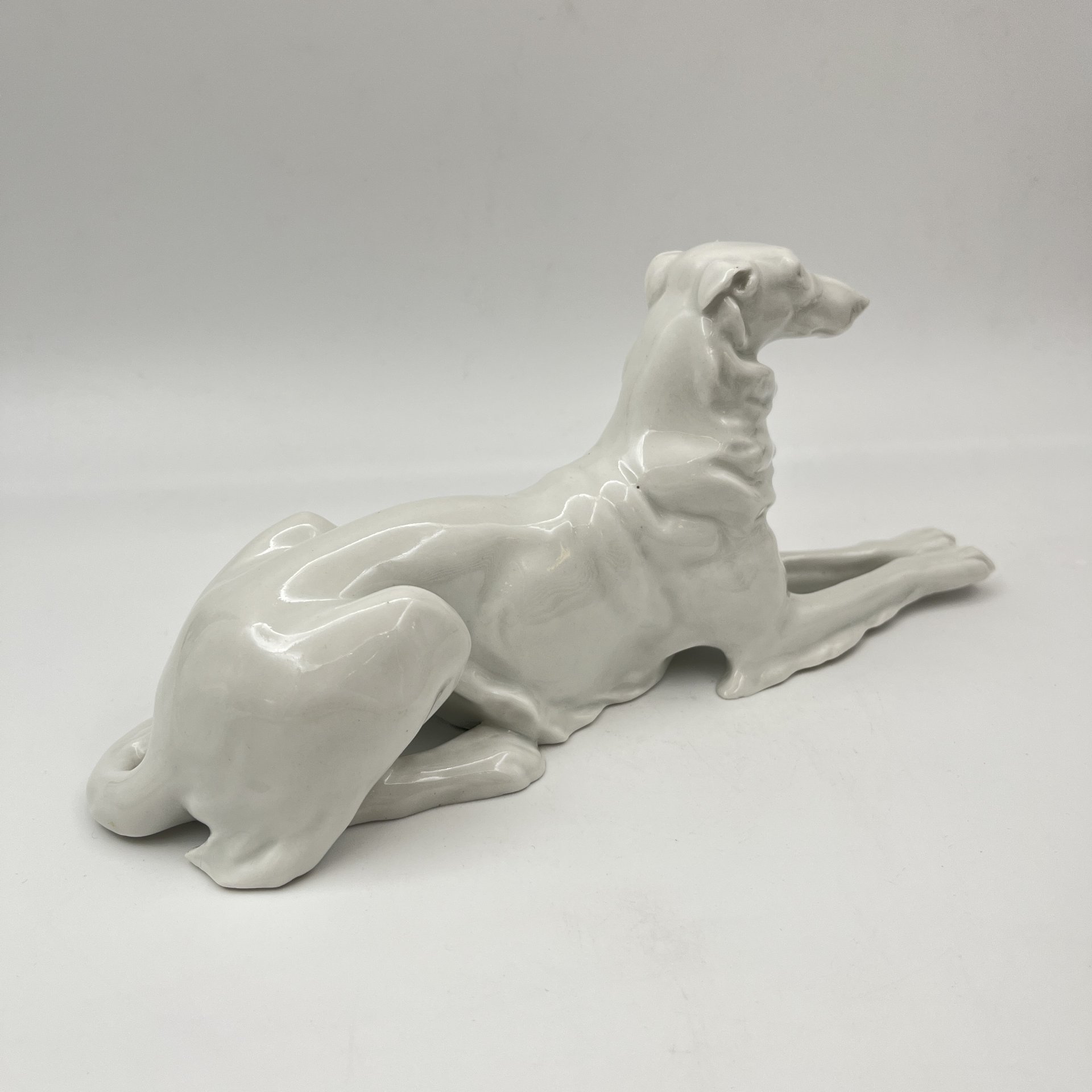Статуэтка "Лежащая гончая", фарфор, Gebrüder Heubach, Германия, 1910-1945 гг.