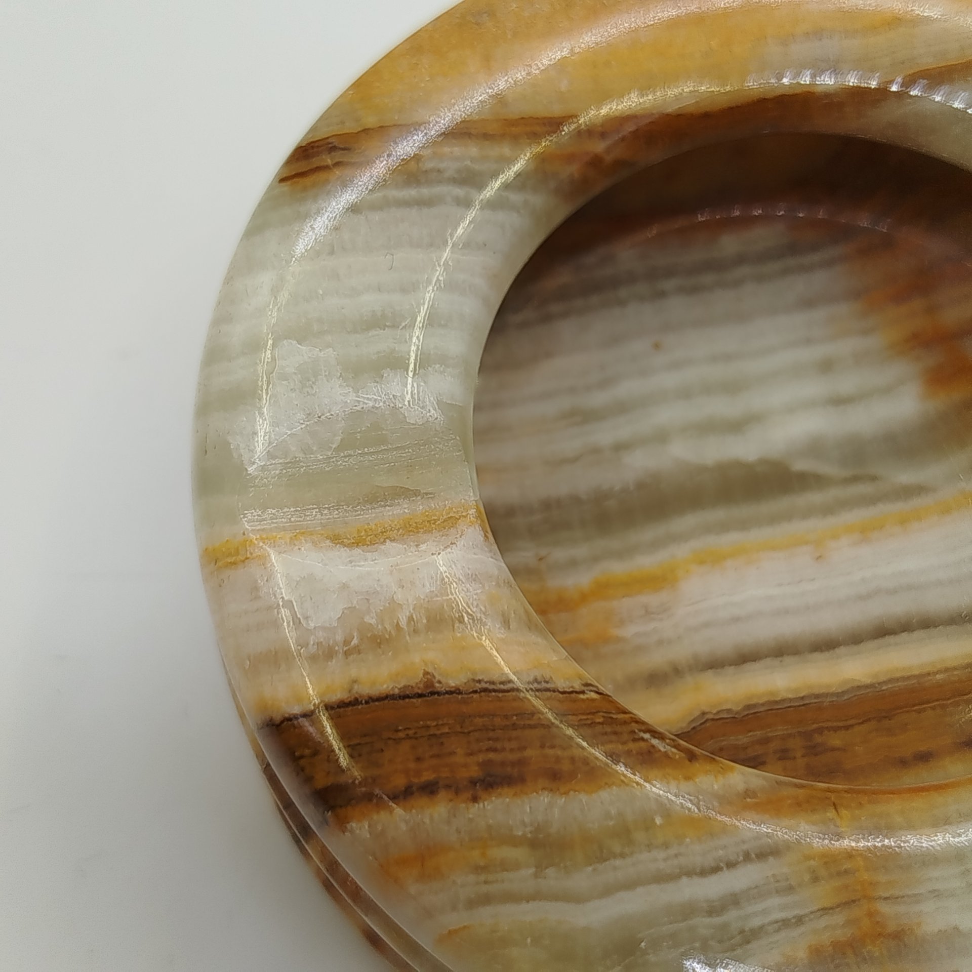 Пепельница круглой формы зеленовато-коричневого цвета, оникс, резьба, Азия, 2000-2015 гг.