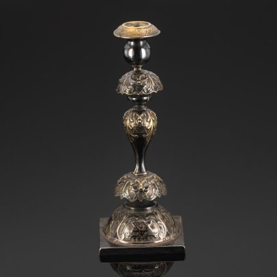 Подсвечник, украшенный львами и звездами Давида (Иудаика), латунь, серебрение, Bracia Henneberg (Братья Хеннеберг, Варшава), Царство Польское, 1915-1917 гг.