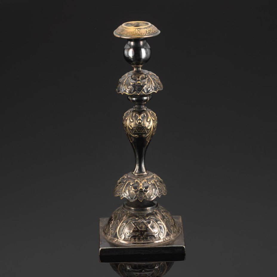 Подсвечник, украшенный львами и звездами Давида (Иудаика), латунь, серебрение, Bracia Henneberg (Братья Хеннеберг, Варшава), Царство Польское, 1915-1917 гг.
