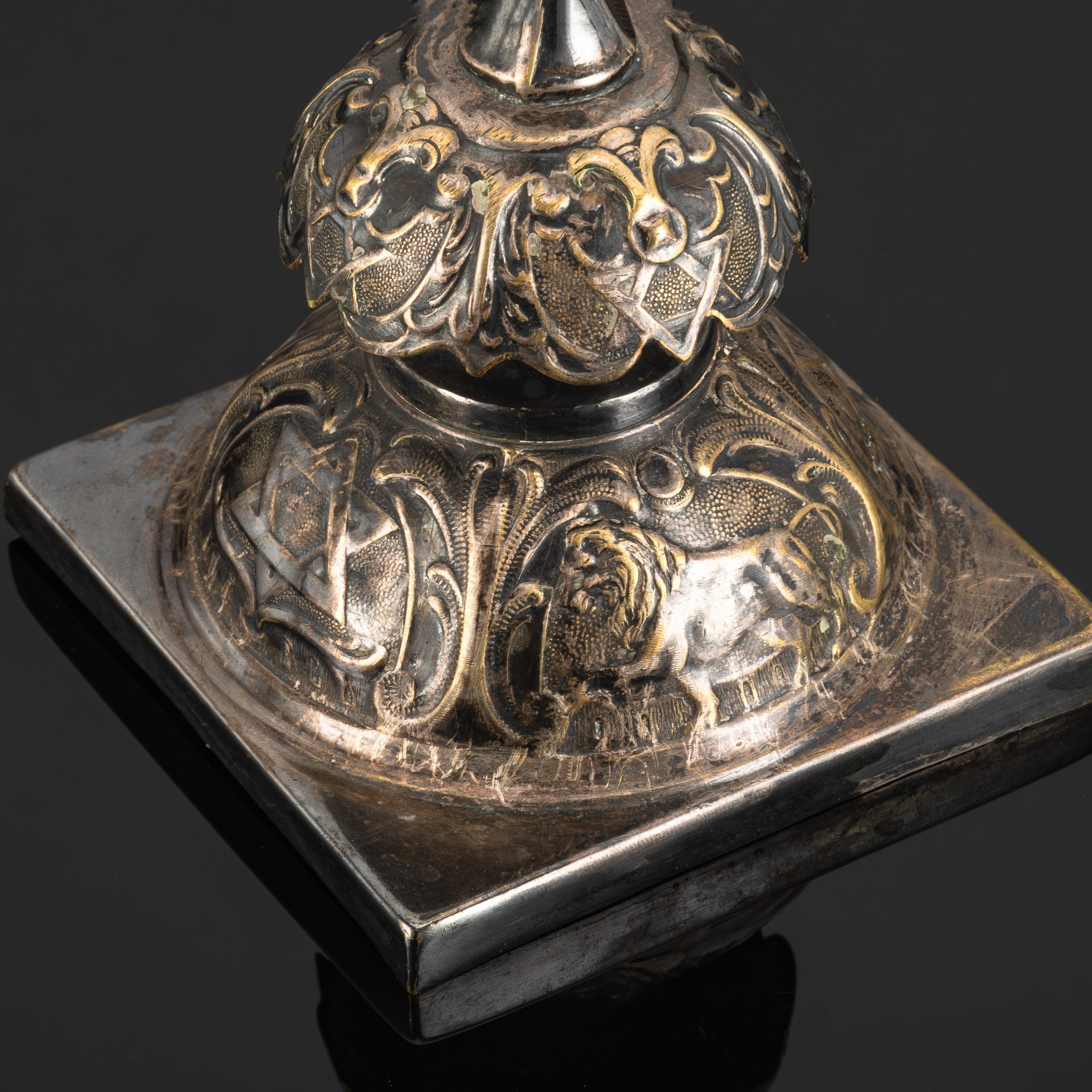 Подсвечник, украшенный львами и звездами Давида (Иудаика), латунь, серебрение, Bracia Henneberg (Братья Хеннеберг, Варшава), Царство Польское, 1915-1917 гг.