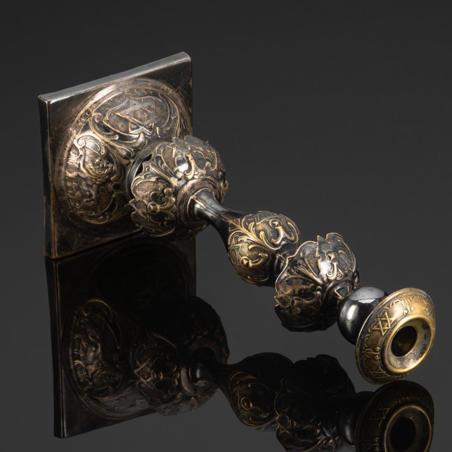 Подсвечник, украшенный львами и звездами Давида (Иудаика), латунь, серебрение, Bracia Henneberg (Братья Хеннеберг, Варшава), Царство Польское, 1915-1917 гг.