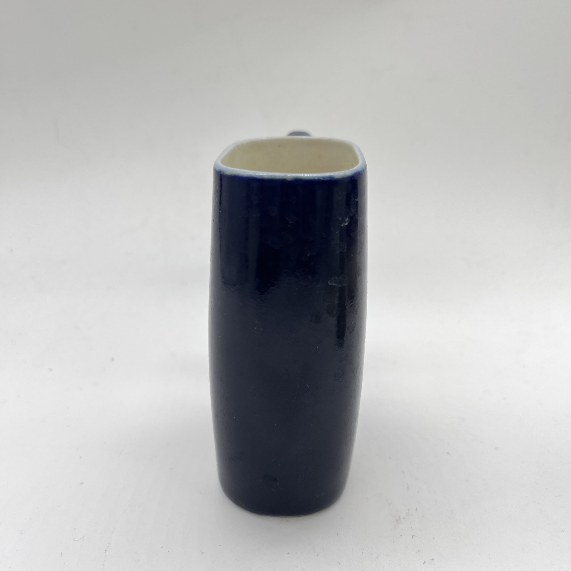 Поильник кобальтового оттенка, фарфор, кобальт, крытье, Кисловодский художественный промкомбинат (КХПК), СССР, 1970-1990 гг.