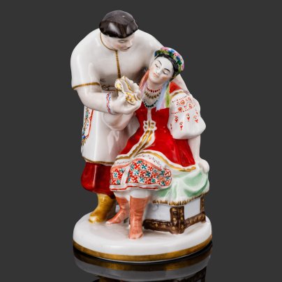 Статуэтка "Черевички" ("Вакула и Оксана"), скульптор Б.Я. Воробьев, художница Е.Н. Лупанова, Ленинградский фарфоровый завод (ЛФЗ)