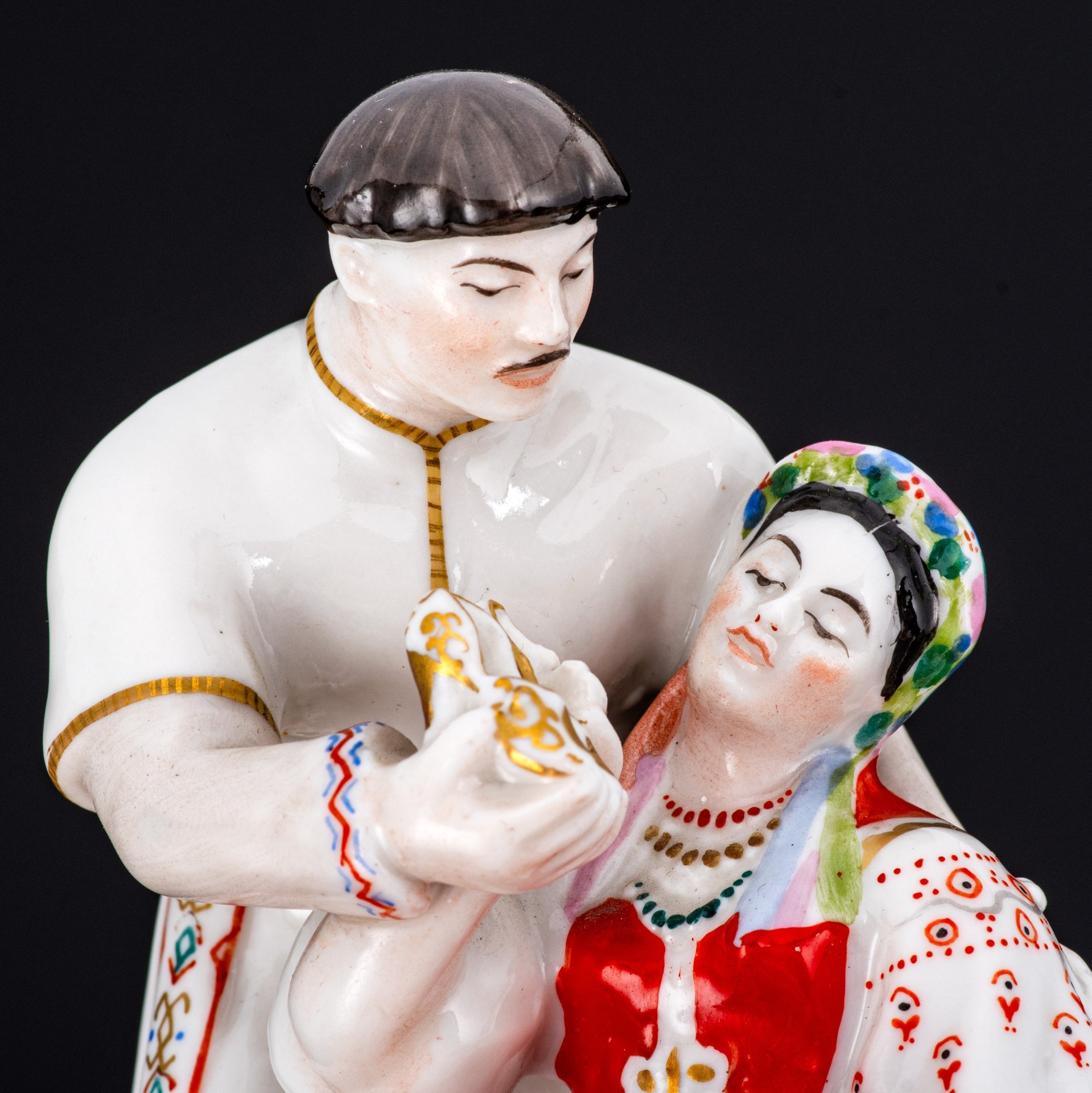 Статуэтка "Черевички" ("Вакула и Оксана"), скульптор Б.Я. Воробьев, художница Е.Н. Лупанова, Ленинградский фарфоровый завод (ЛФЗ)