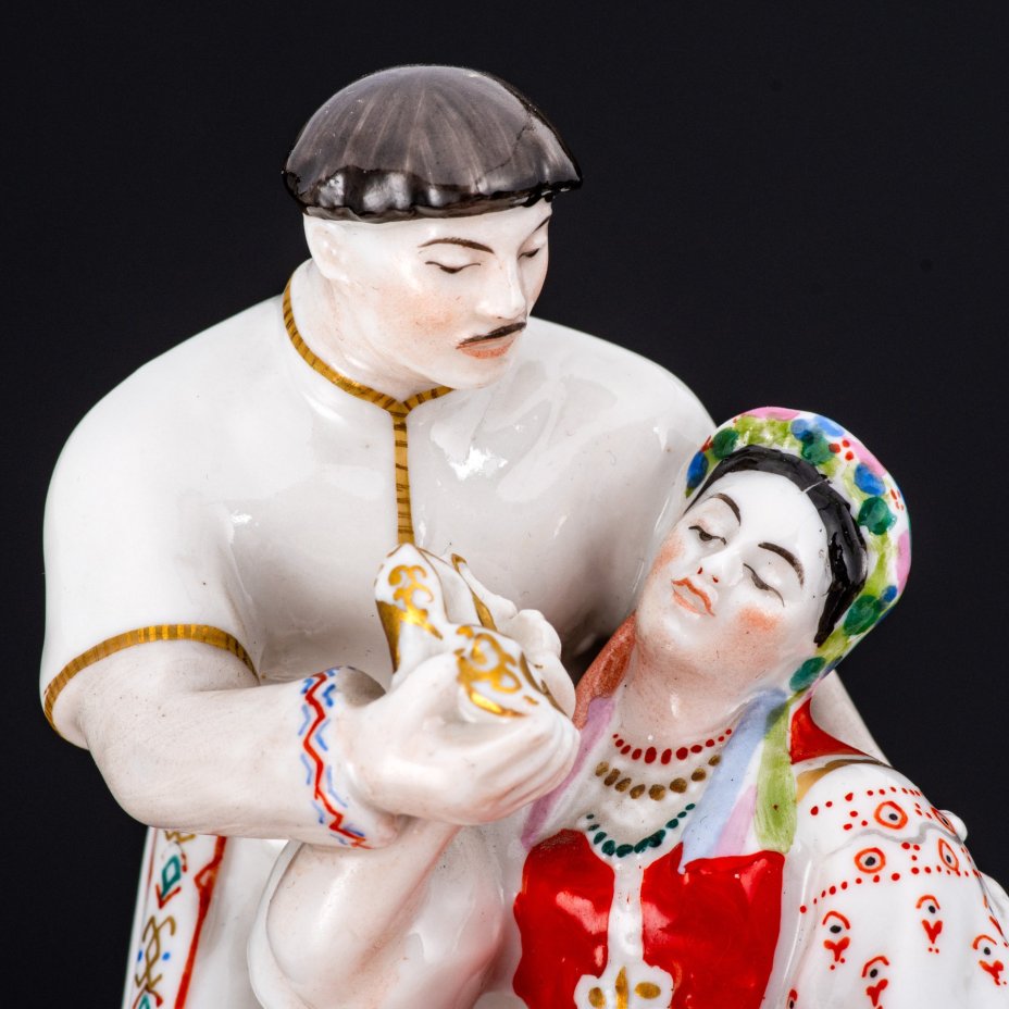 Статуэтка "Черевички" ("Вакула и Оксана"), скульптор Б.Я. Воробьев, художница Е.Н. Лупанова, Ленинградский фарфоровый завод (ЛФЗ)