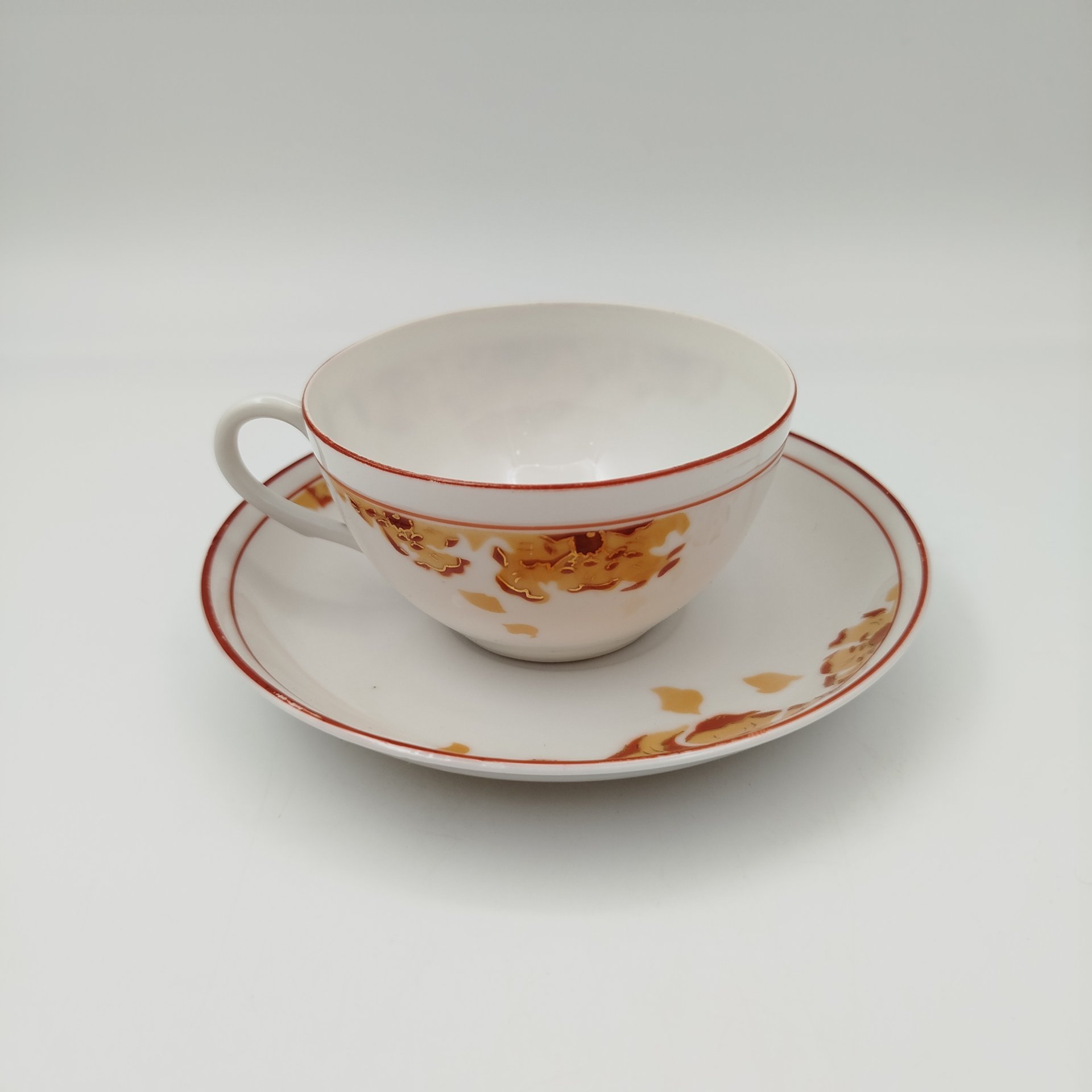 Пара чайная с цветочным декором, фарфор, печать по трафарету, обводка, золочение, Дмитровский фарфоровый завод (ДФЗ Вербилки), СССР, 1946-1950 гг.