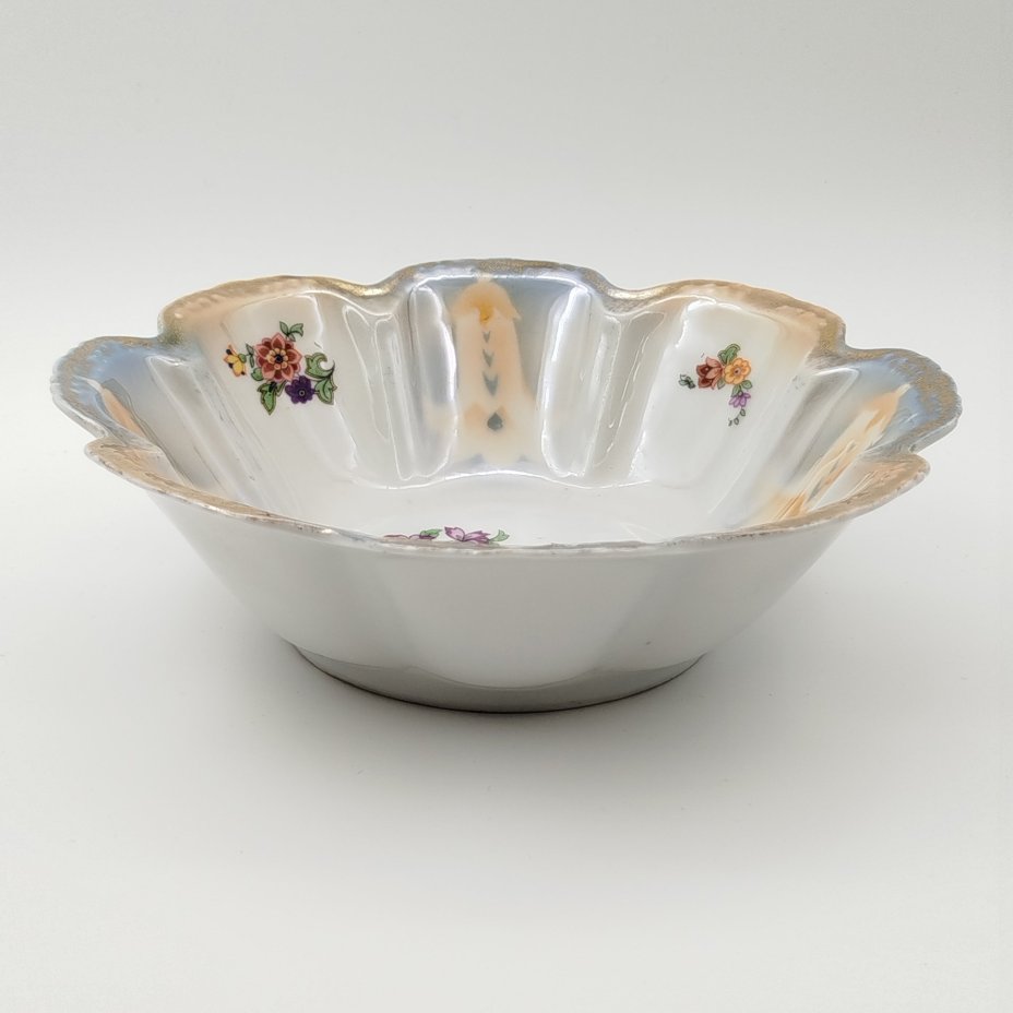 Салатник, декорированный изображением цветов