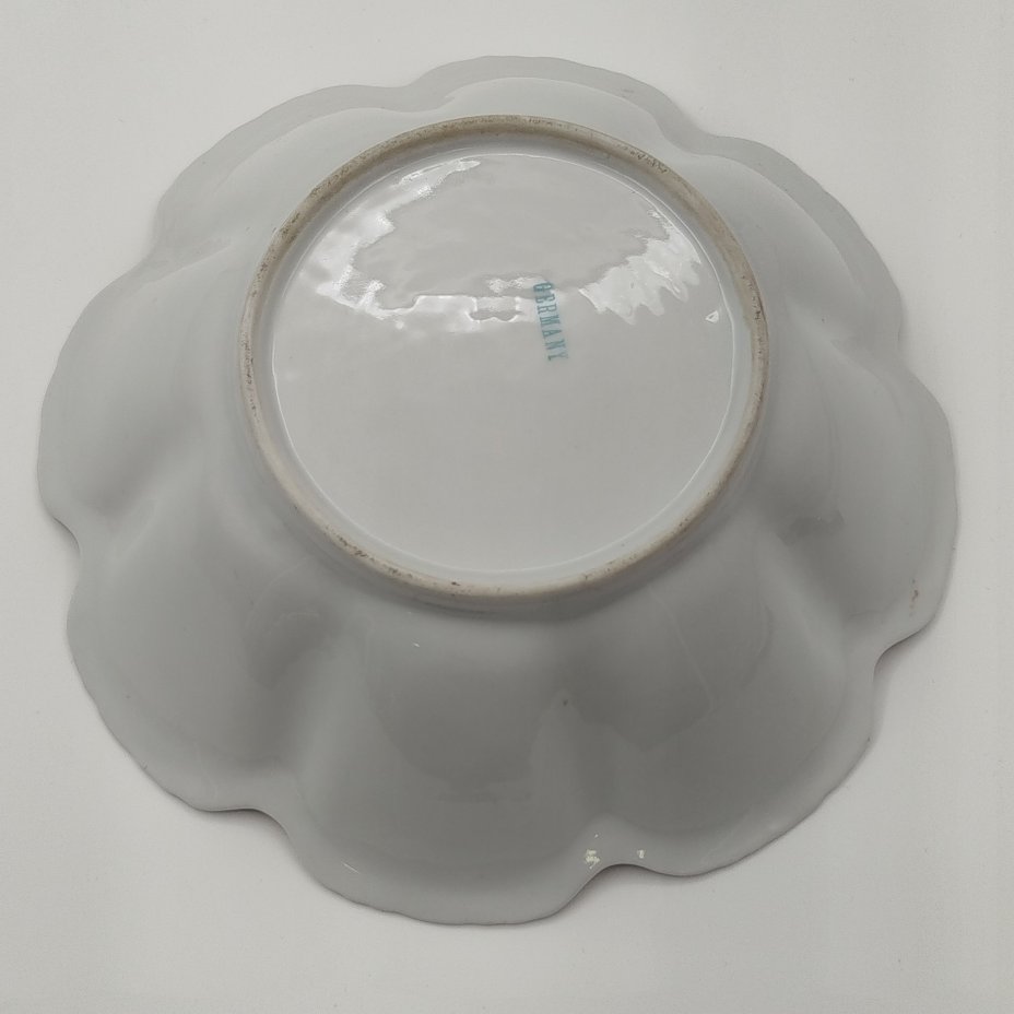 Салатник, декорированный изображением цветов