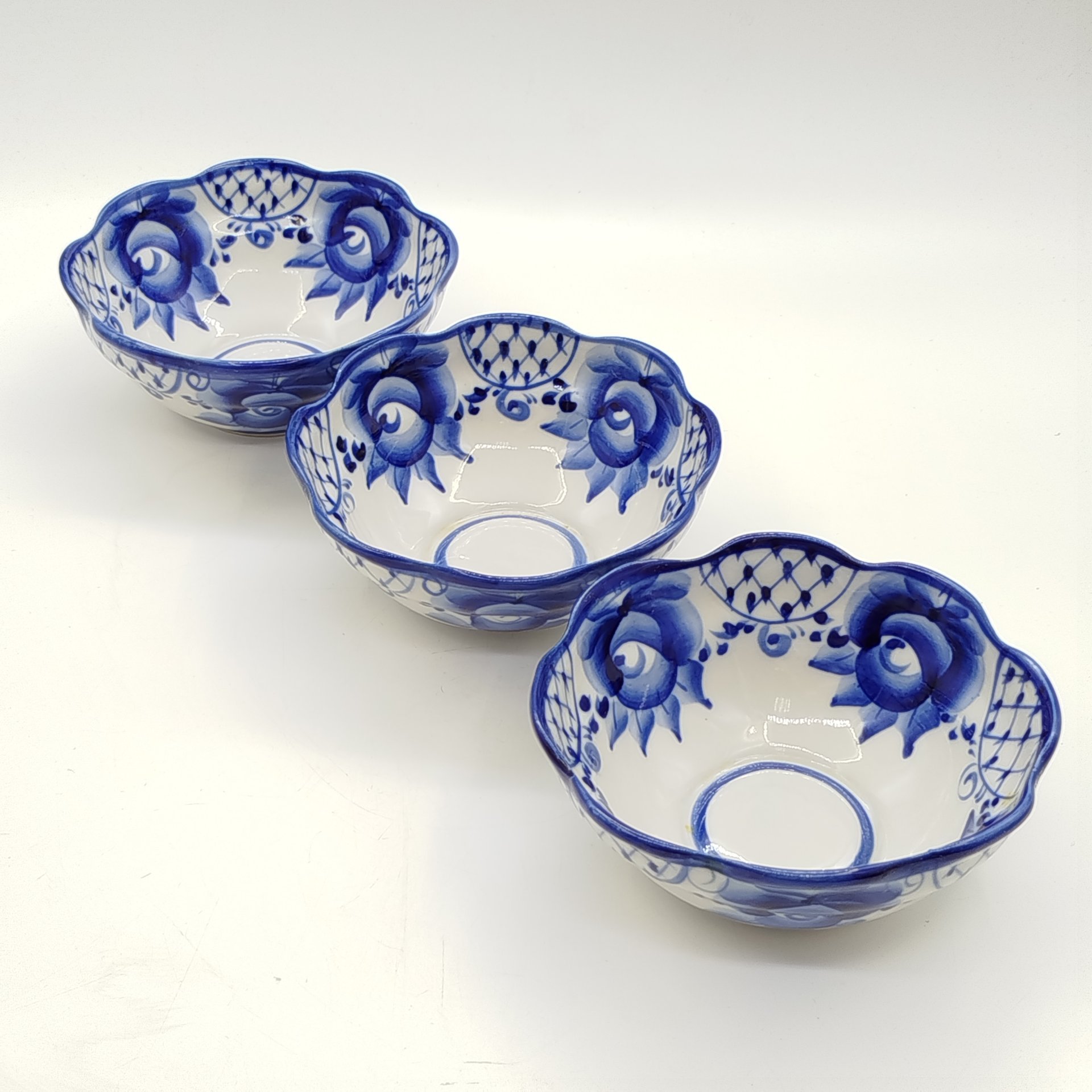 Набор из 3-х миниатюрных салатников с цветочным декором, Гжель, фарфор, роспись, Российская Федерация, 1991-2015 гг.