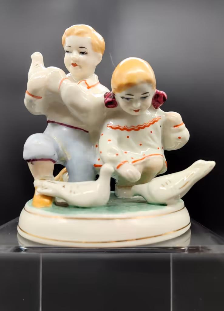Статуэтка "Дети с голубями",автор С. Голембовская (Болзан), Полонский завод художественной керамики (Полонное ЗХК)