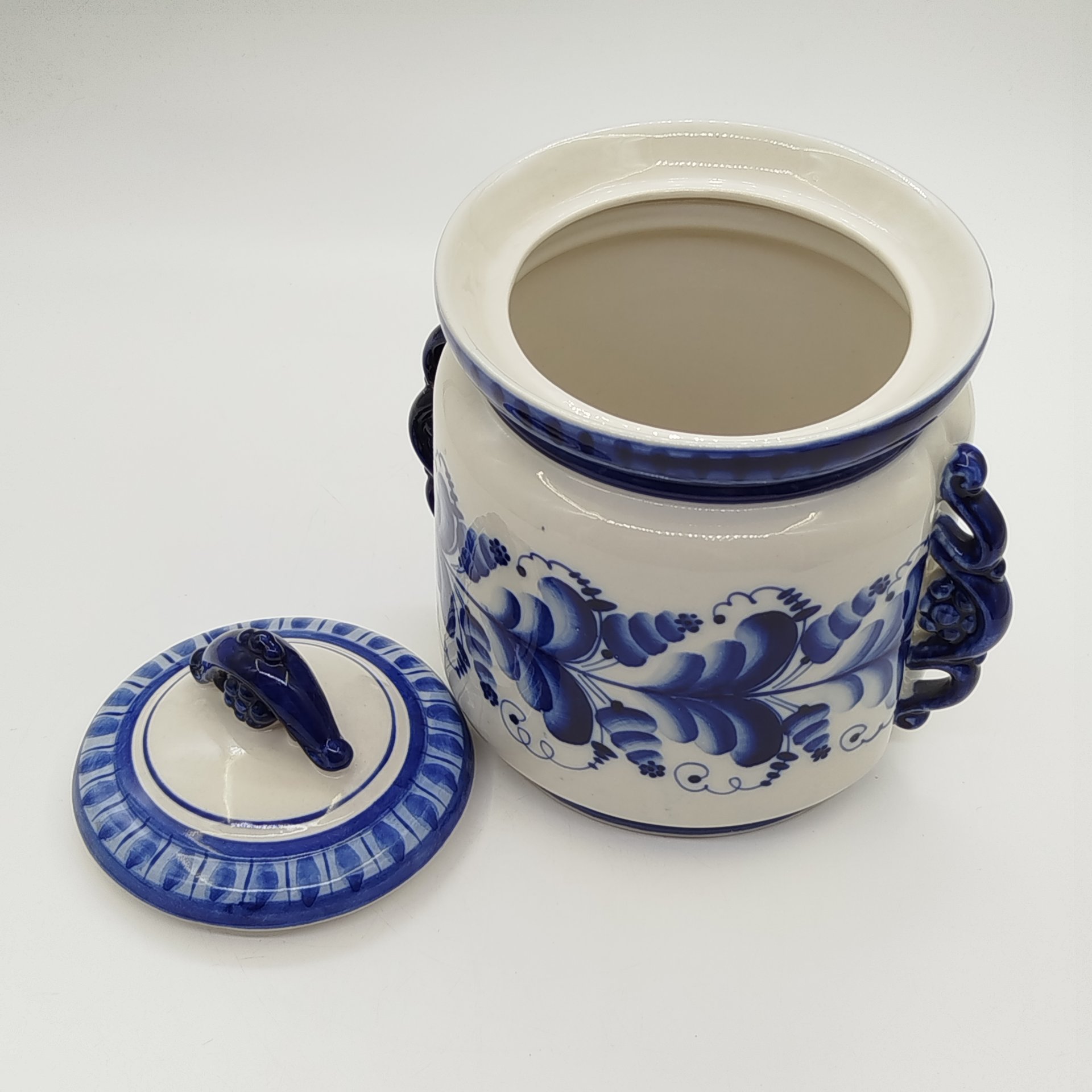 Сахарница (ёмкость для хранения сыпучих продуктов) с фигурными ручками, украшенная растительным декором, Гжель