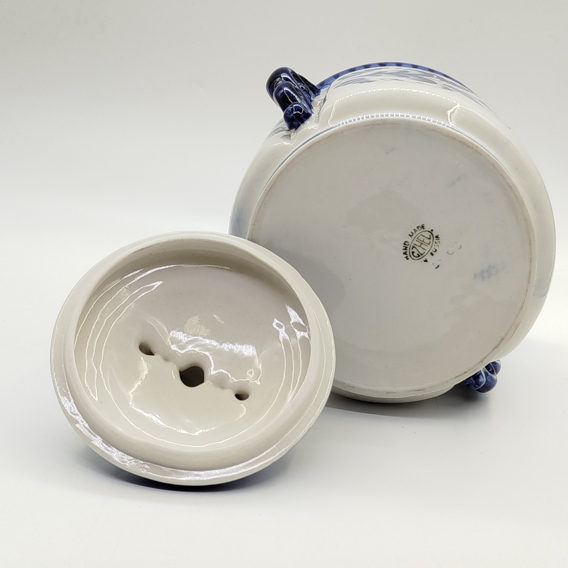 Сахарница (ёмкость для хранения сыпучих продуктов) с фигурными ручками, украшенная растительным декором, Гжель