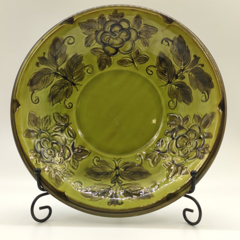 Блюдо глубокое, украшенное рельефным цветочным декором, фаянс, глазурь, Конаковский фаянсовый завод им. М.И. Калинина (ЗиК Конаково), СССР, 1974-1991 гг.