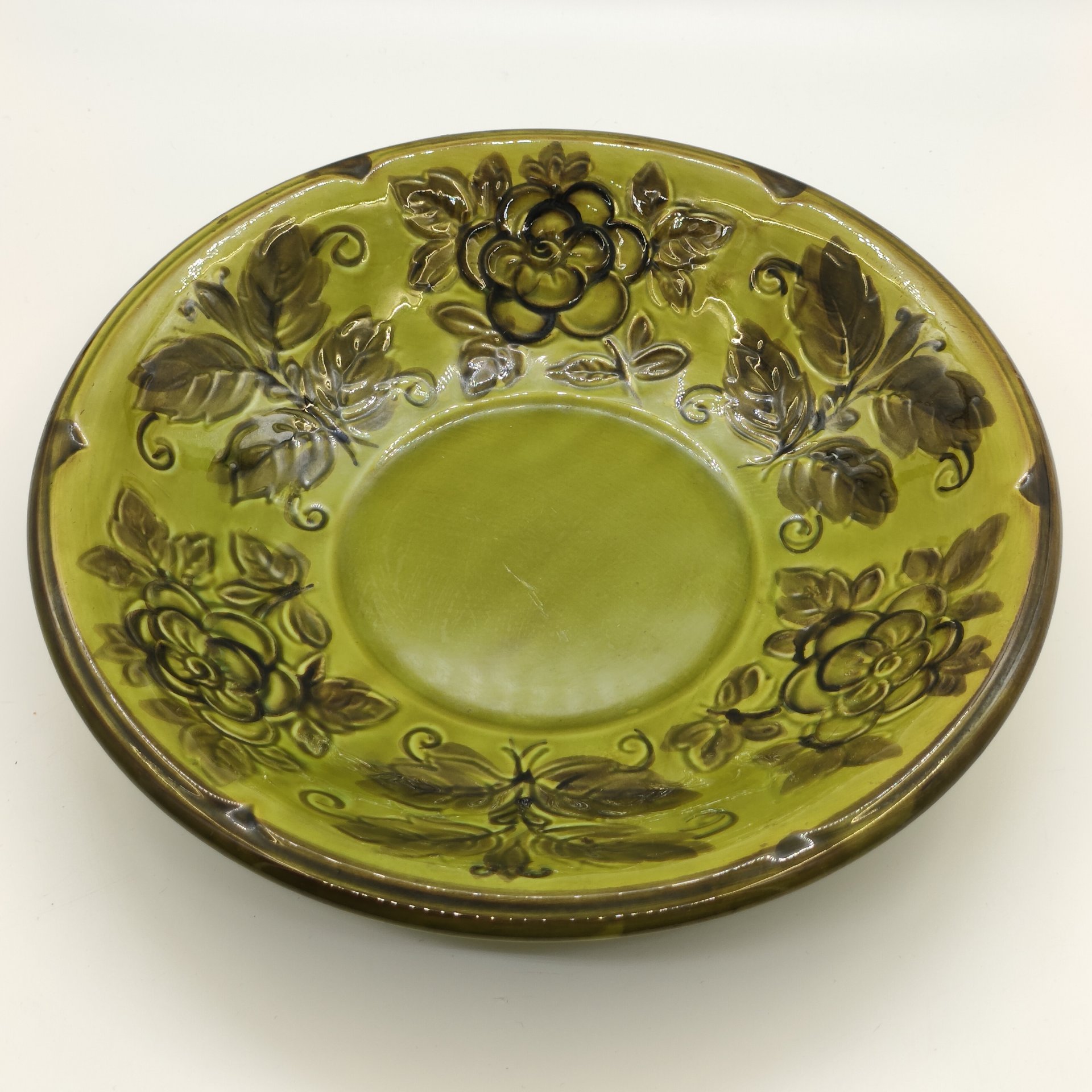 Блюдо глубокое, украшенное рельефным цветочным декором, фаянс, глазурь, Конаковский фаянсовый завод им. М.И. Калинина (ЗиК Конаково), СССР, 1974-1991 гг.