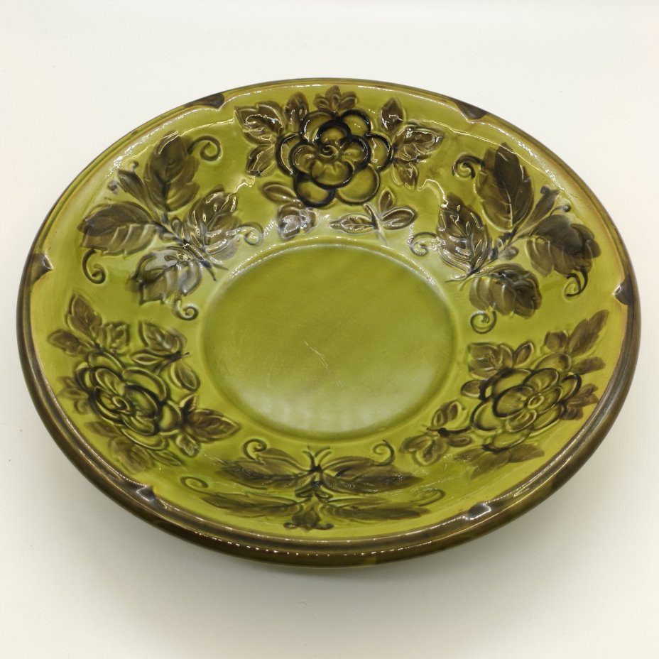 Блюдо глубокое, украшенное рельефным цветочным декором, фаянс, глазурь, Конаковский фаянсовый завод им. М.И. Калинина (ЗиК Конаково), СССР, 1974-1991 гг.