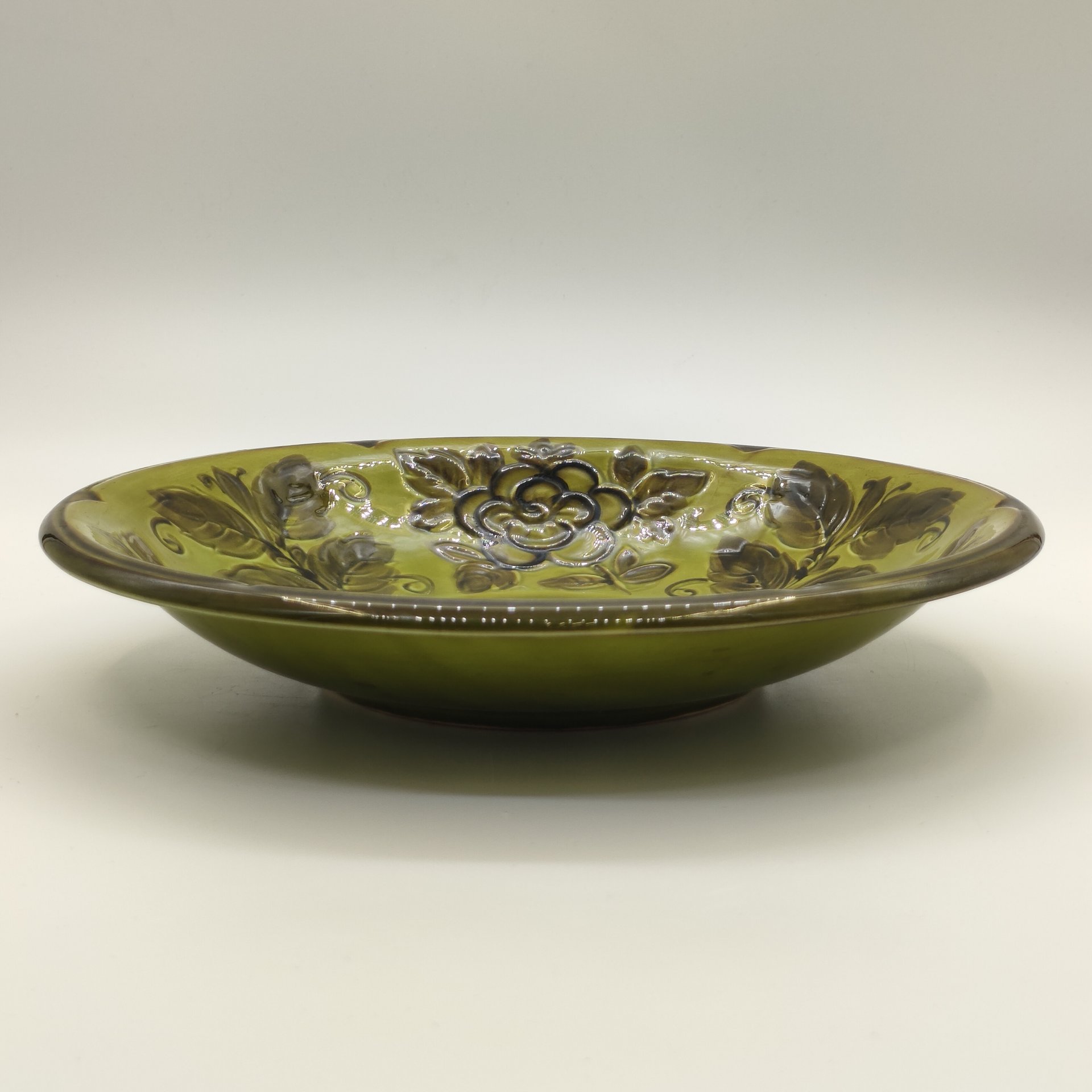 Блюдо глубокое, украшенное рельефным цветочным декором, фаянс, глазурь, Конаковский фаянсовый завод им. М.И. Калинина (ЗиК Конаково), СССР, 1974-1991 гг.