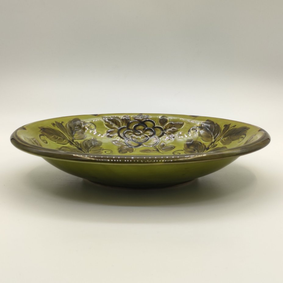Блюдо глубокое, украшенное рельефным цветочным декором, фаянс, глазурь, Конаковский фаянсовый завод им. М.И. Калинина (ЗиК Конаково), СССР, 1974-1991 гг.