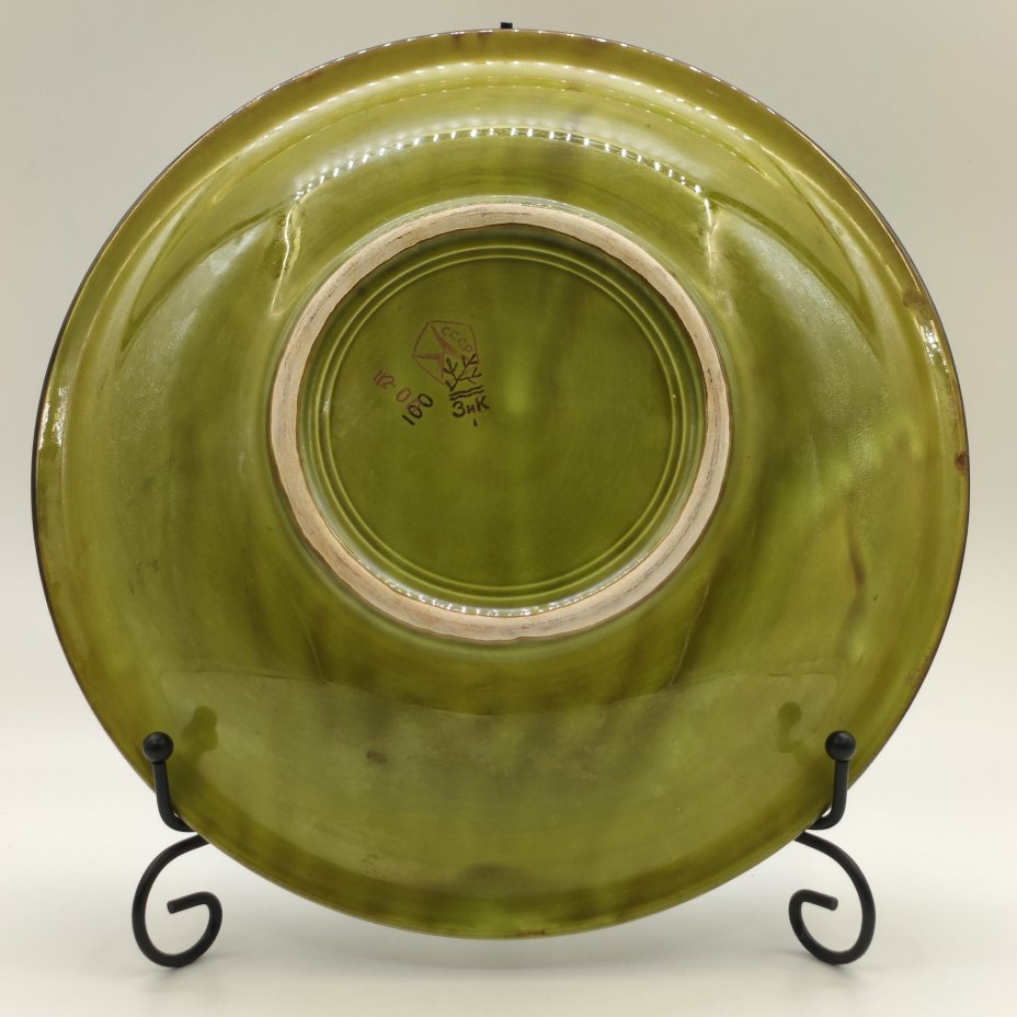 Блюдо глубокое, украшенное рельефным цветочным декором, фаянс, глазурь, Конаковский фаянсовый завод им. М.И. Калинина (ЗиК Конаково), СССР, 1974-1991 гг.