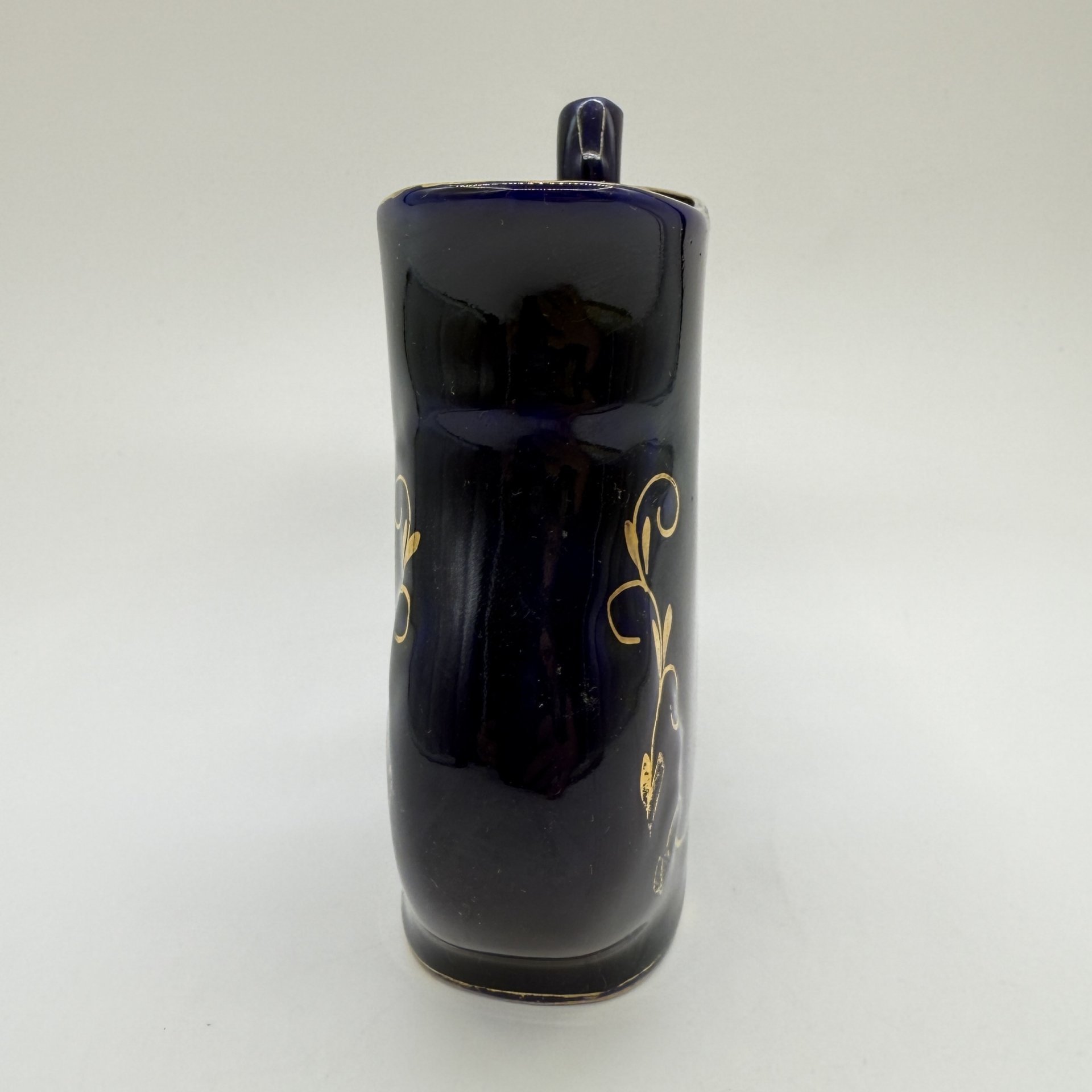 Поильник, украшенный флоральным декором