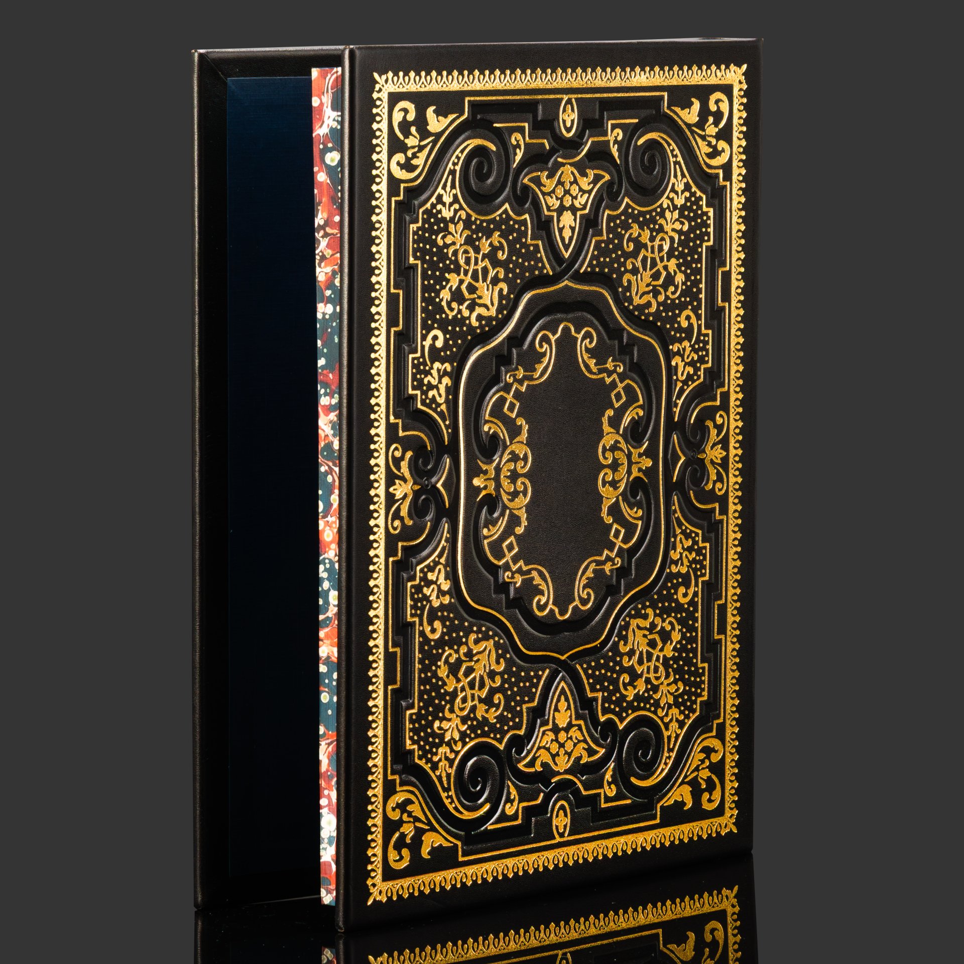 Книга в кожаном переплете "История российской нефти"