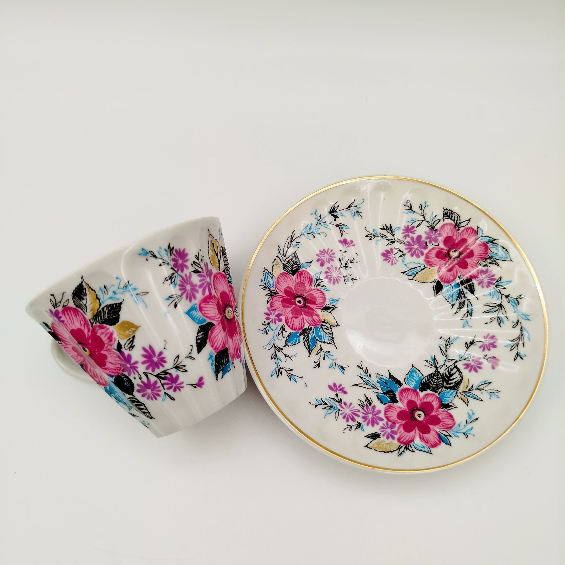 Чайная пара в подборе  (блюдце "Ситец", чашка "Март"), форма "Лучистая", автор формы Н.П. Славина