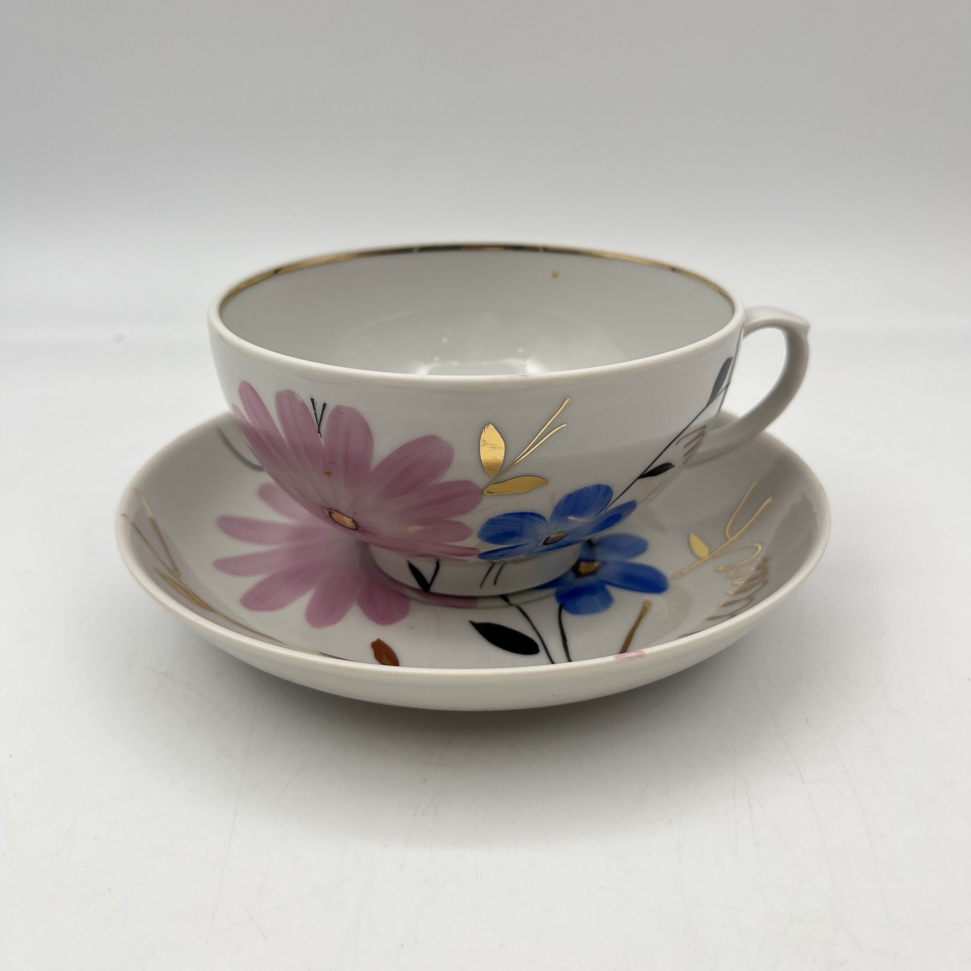 Пара чайная с цветочным декором в виде астр, фарфор, роспись, золочение, Дулевский фарфоровый завод (Дулёво), СССР, 1968-1991 гг.