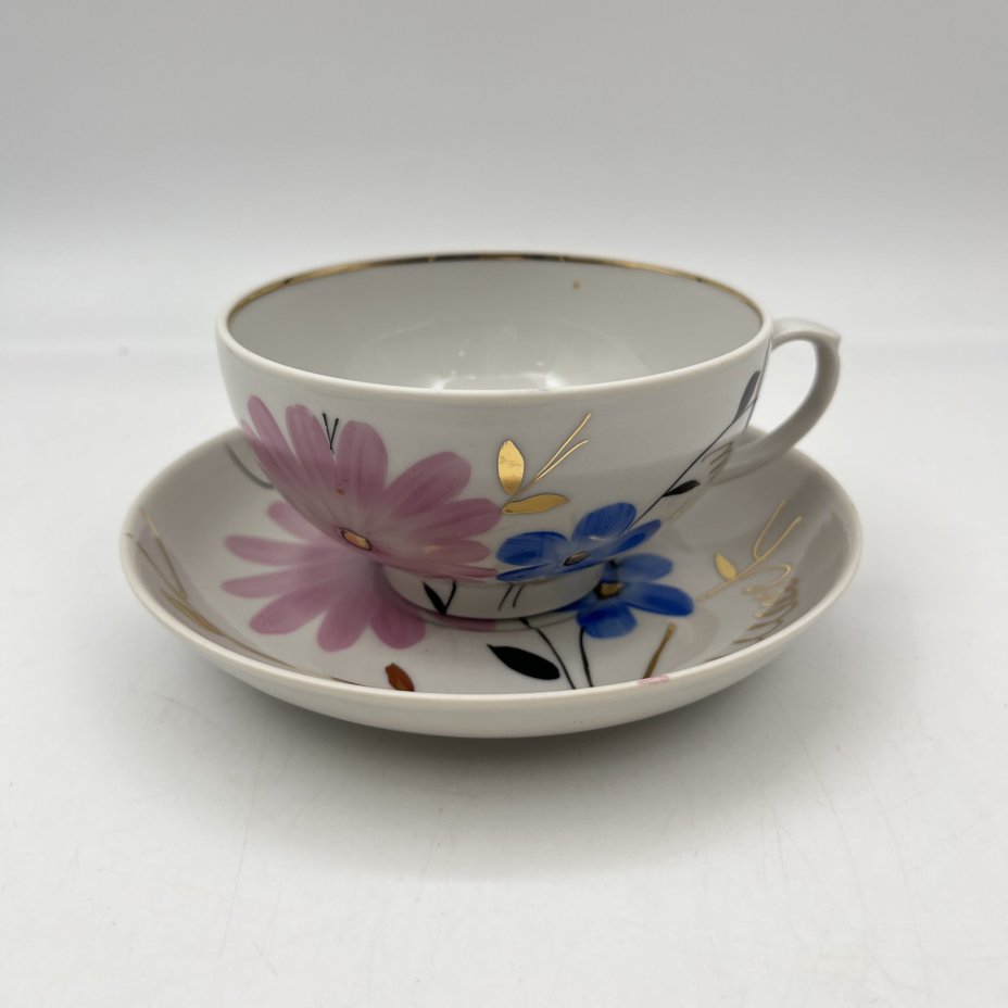 Пара чайная с цветочным декором в виде астр, фарфор, роспись, золочение, Дулевский фарфоровый завод (Дулёво), СССР, 1968-1991 гг.