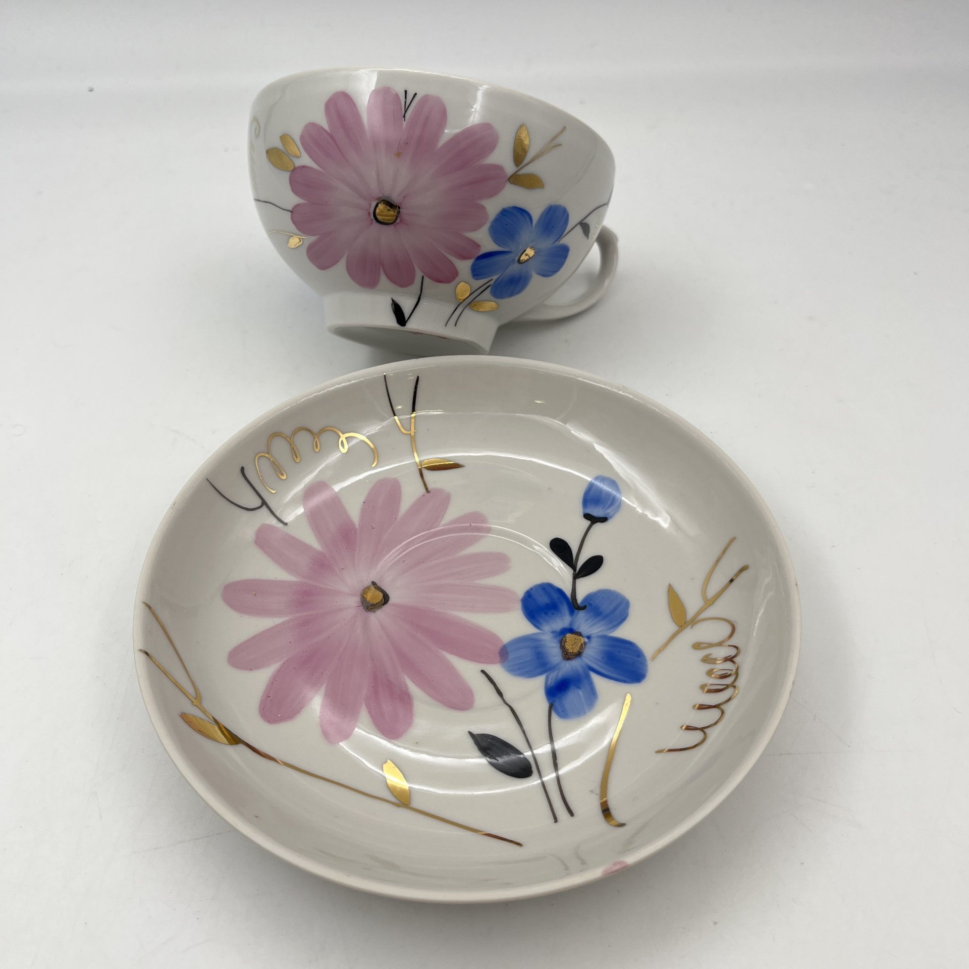 Пара чайная с цветочным декором в виде астр, фарфор, роспись, золочение, Дулевский фарфоровый завод (Дулёво), СССР, 1968-1991 гг.