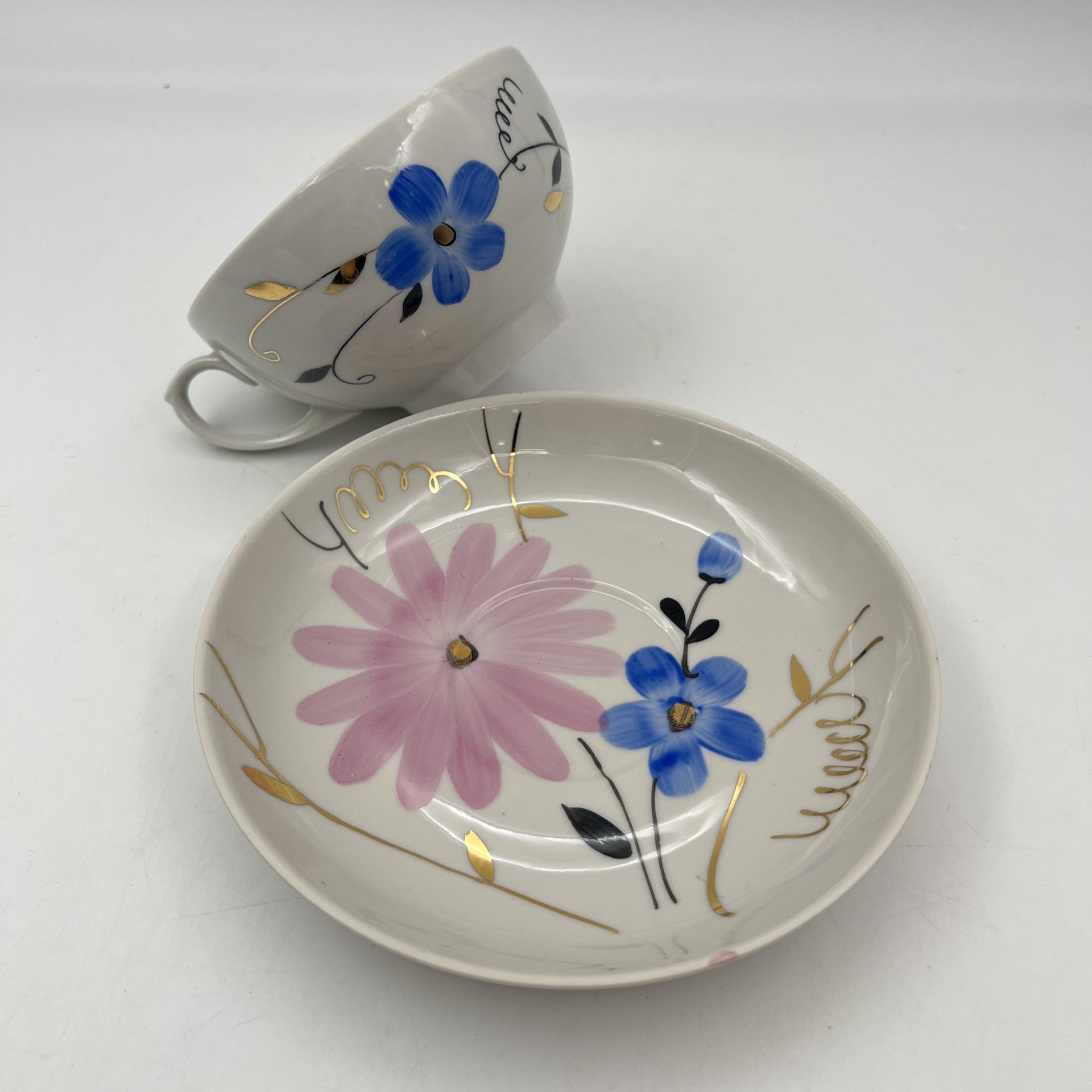 Пара чайная с цветочным декором в виде астр, фарфор, роспись, золочение, Дулевский фарфоровый завод (Дулёво), СССР, 1968-1991 гг.