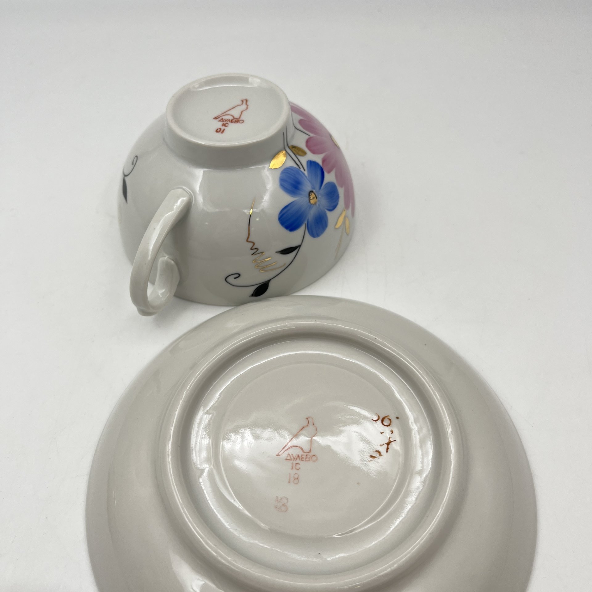 Пара чайная с цветочным декором в виде астр, фарфор, роспись, золочение, Дулевский фарфоровый завод (Дулёво), СССР, 1968-1991 гг.