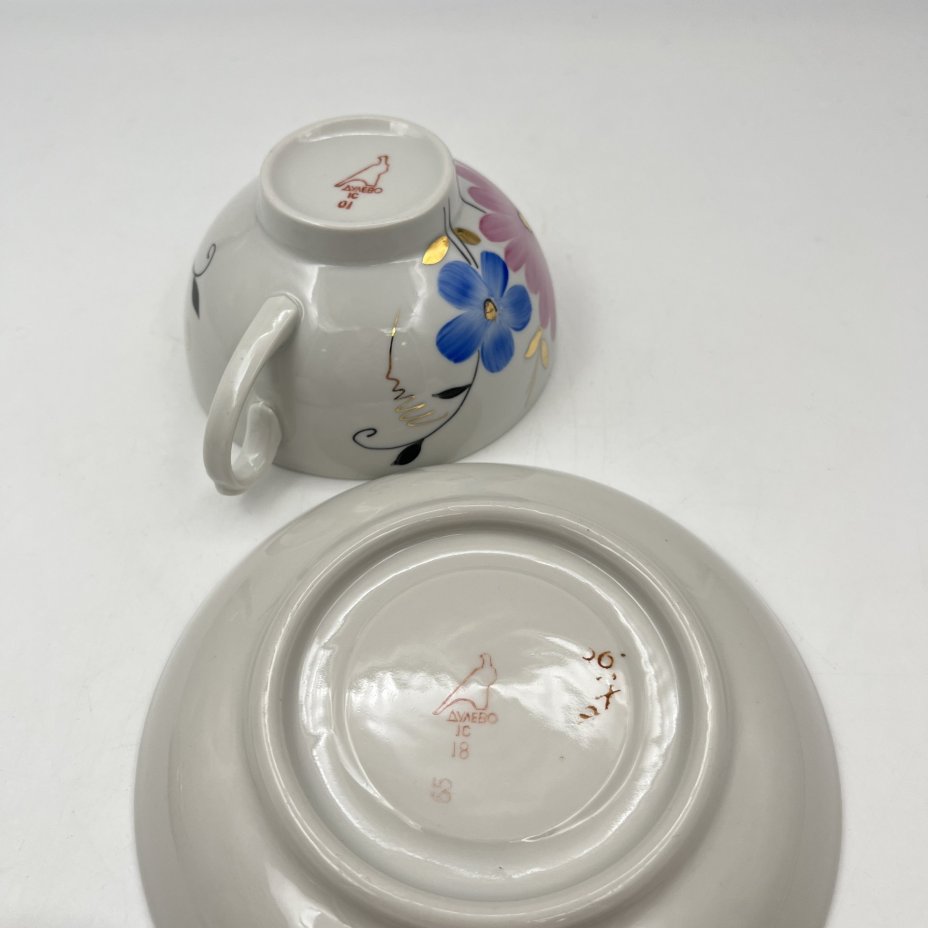 Пара чайная с цветочным декором в виде астр, фарфор, роспись, золочение, Дулевский фарфоровый завод (Дулёво), СССР, 1968-1991 гг.