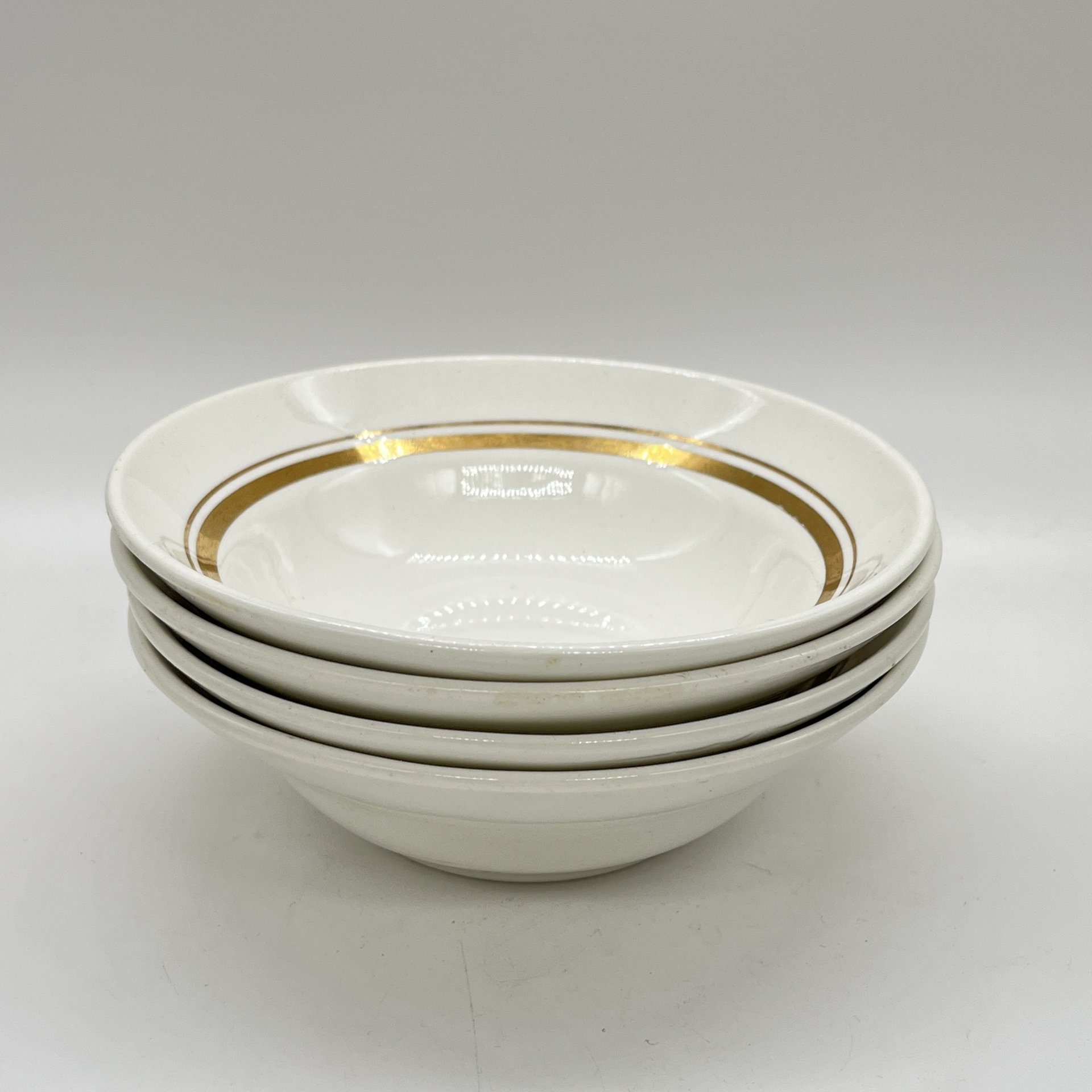 Набор из 4 суповых тарелок с декором в виде золотых полос, фаянс, золочение, Конаковский фаянсовый завод им. М.И. Калинина (ЗиК Конаково), СССР, 1960-1990 гг.