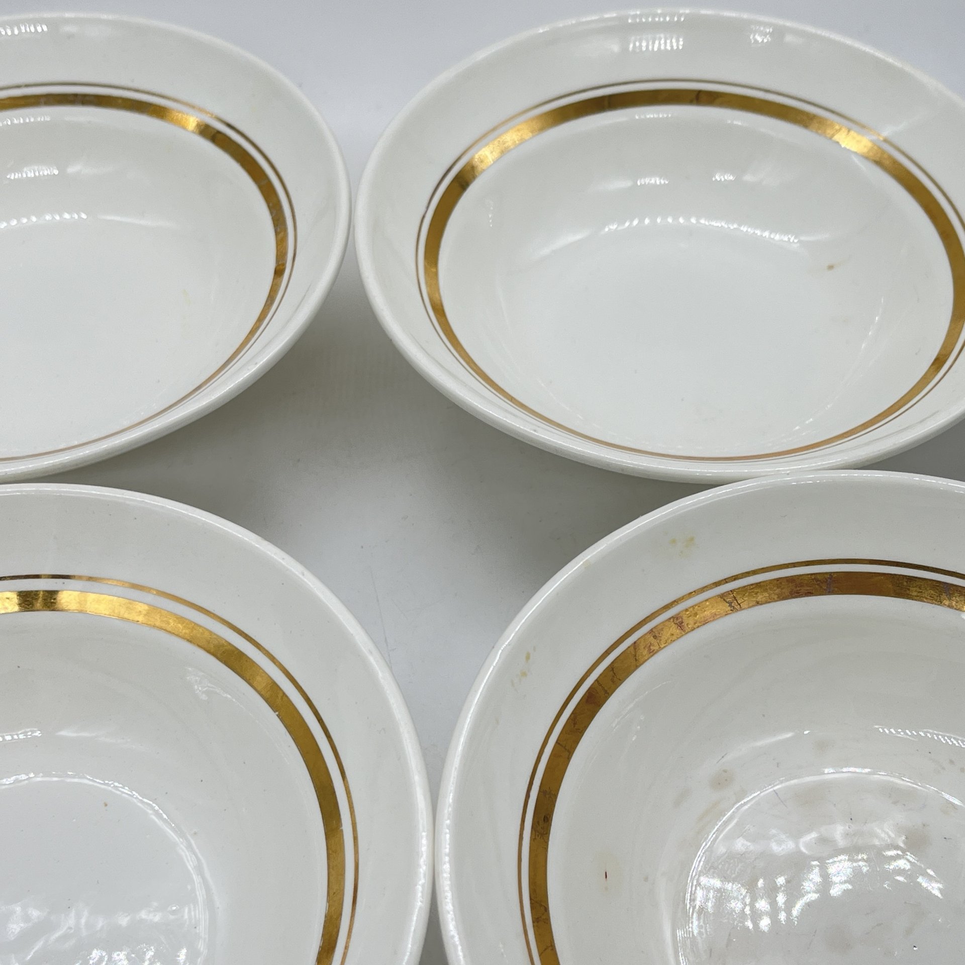 Набор из 4 суповых тарелок с декором в виде золотых полос, фаянс, золочение, Конаковский фаянсовый завод им. М.И. Калинина (ЗиК Конаково), СССР, 1960-1990 гг.