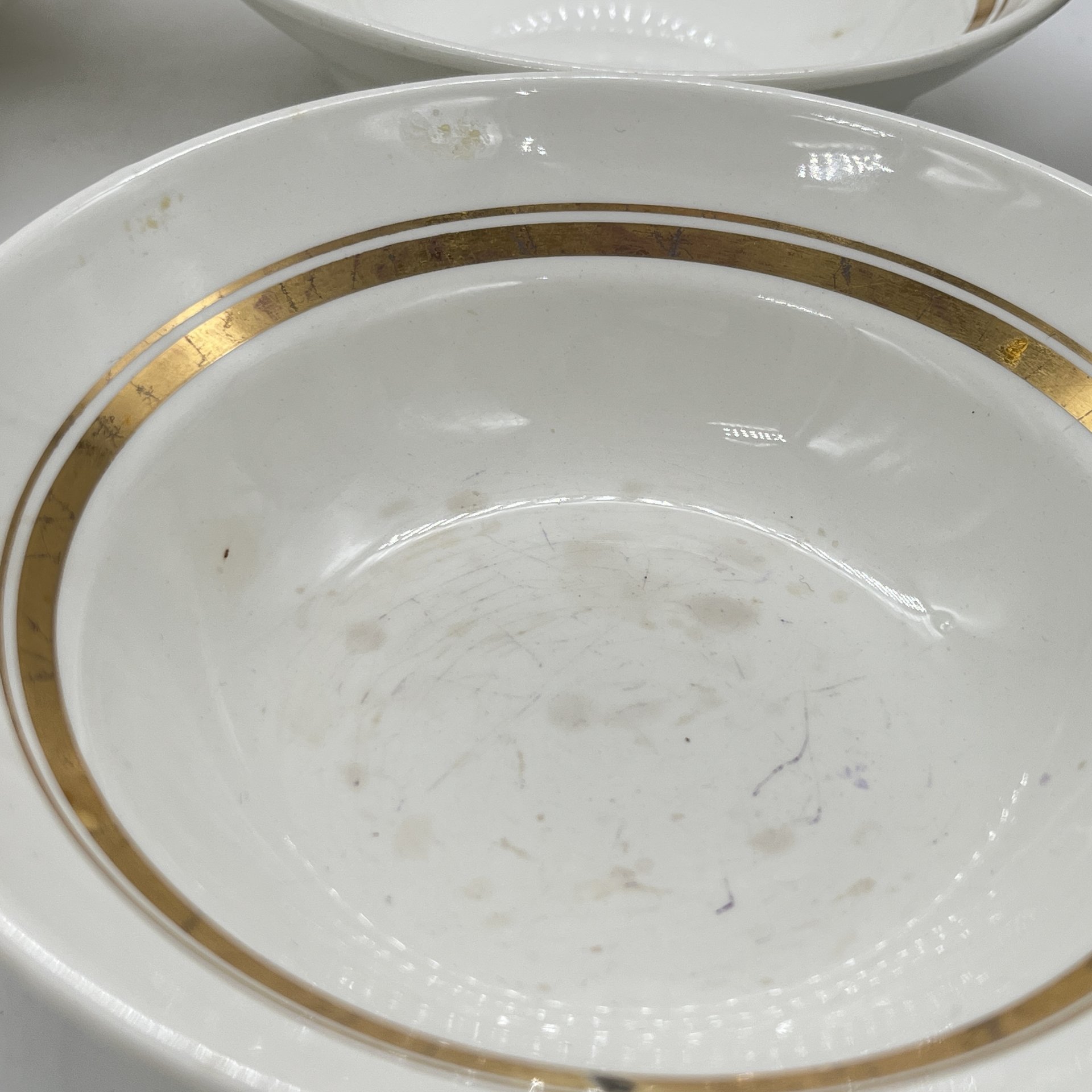 Набор из 4 суповых тарелок с декором в виде золотых полос, фаянс, золочение, Конаковский фаянсовый завод им. М.И. Калинина (ЗиК Конаково), СССР, 1960-1990 гг.