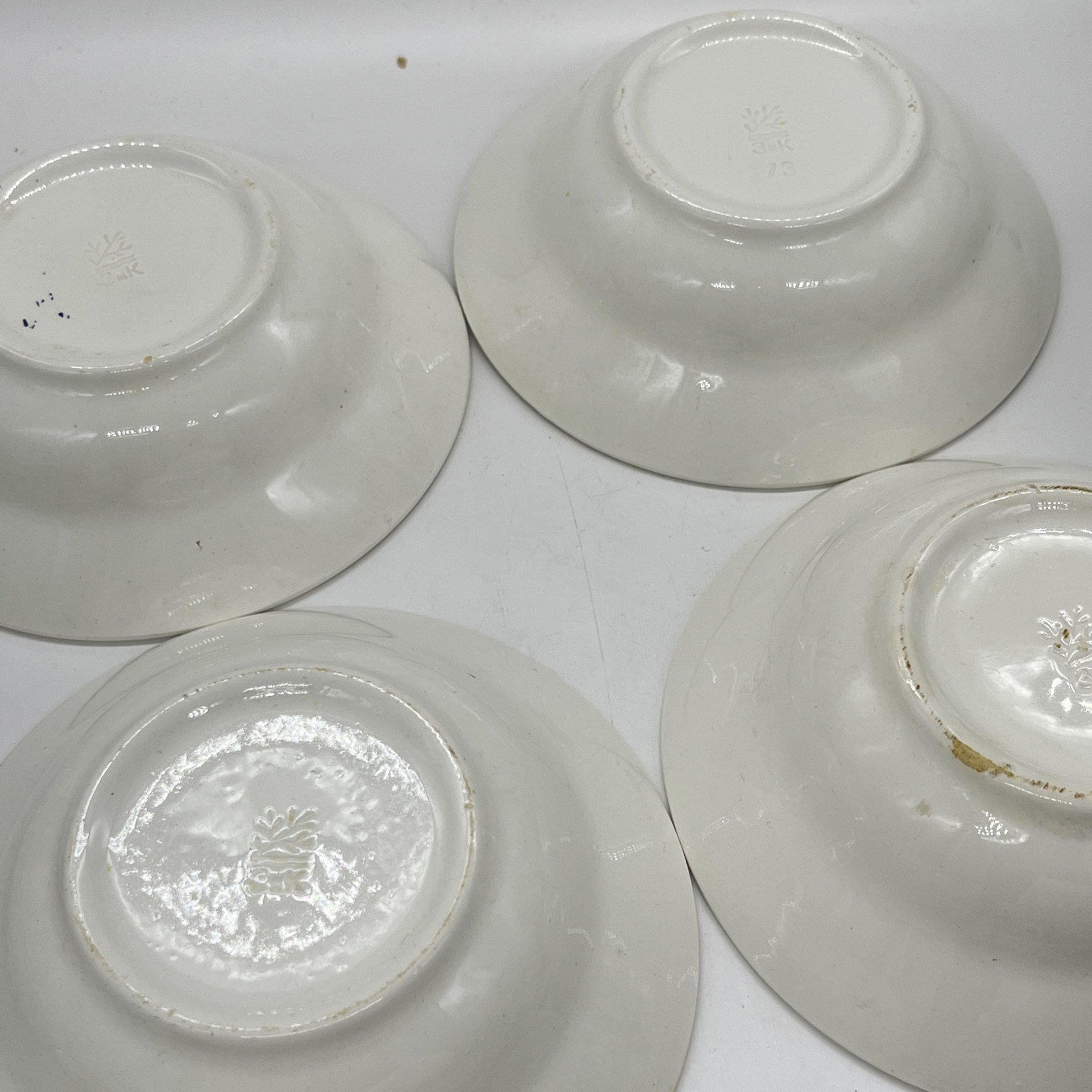 Набор из 4 суповых тарелок с декором в виде золотых полос, фаянс, золочение, Конаковский фаянсовый завод им. М.И. Калинина (ЗиК Конаково), СССР, 1960-1990 гг.