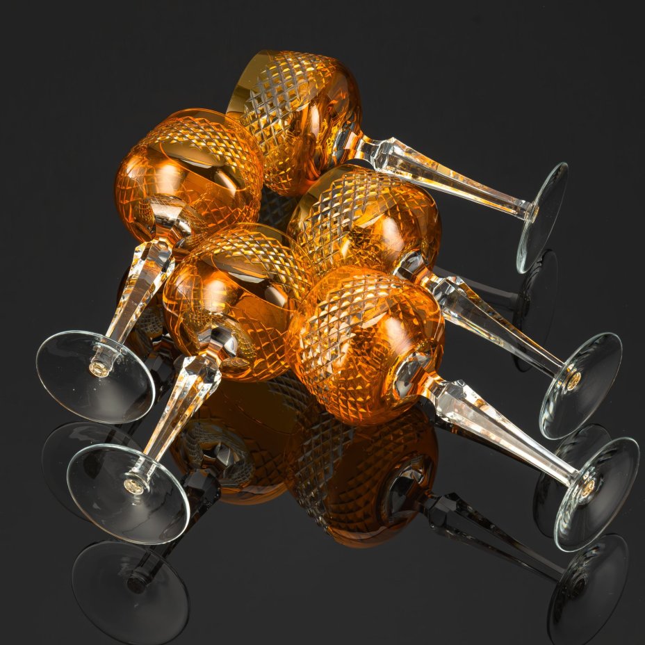 Набор бокалов янтарного цвета с граненой ножкой на 5 персон