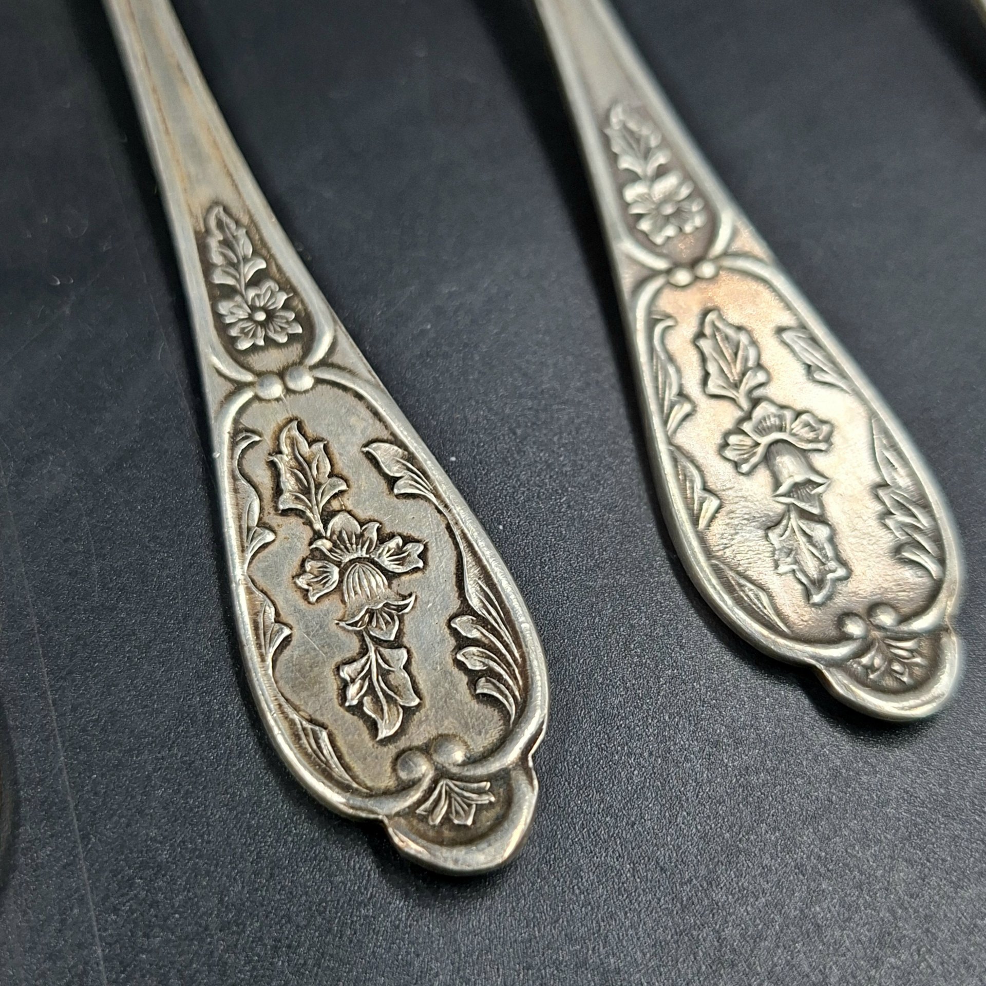 Набор из шести чайных ложек с растительным декором, мНЦ (медь-никель-цинк), Мстерская художественная фабрика  «Ювелир», СССР, 1970 г.