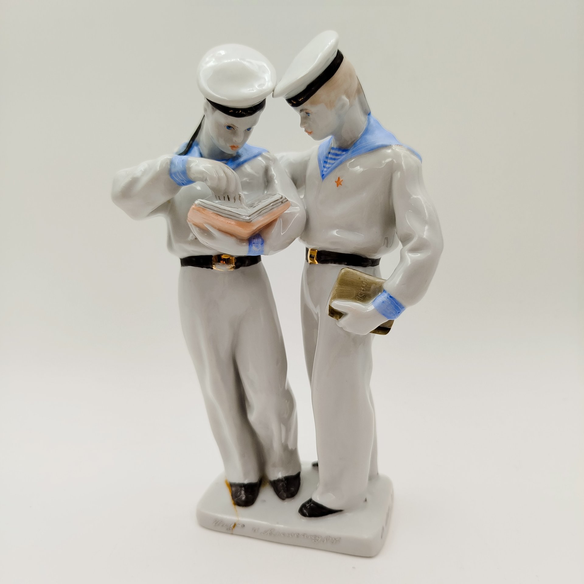 Статуэтка "Нахимовцы" ("Моряки"), скульптор Велихова С.Б., автор росписи Лупанова Е.Н., фарфор, роспись, золочение, Ленинградский фарфоровый завод (ЛФЗ), СССР, 1950-1960 гг.