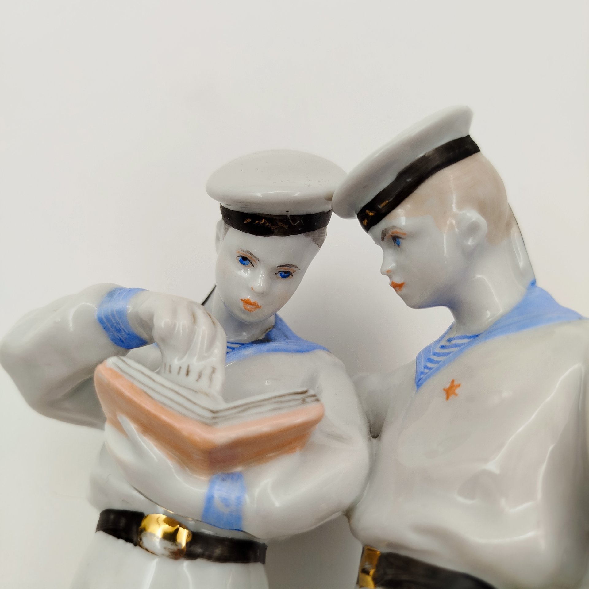 Статуэтка "Нахимовцы" ("Моряки"), скульптор Велихова С.Б., автор росписи Лупанова Е.Н., фарфор, роспись, золочение, Ленинградский фарфоровый завод (ЛФЗ), СССР, 1950-1960 гг.