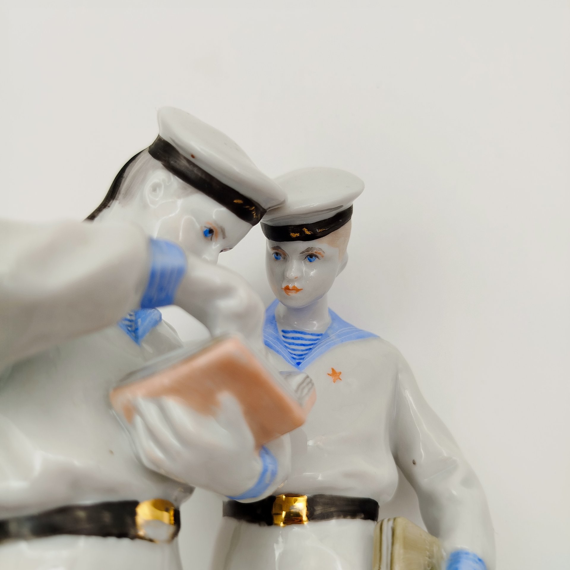 Статуэтка "Нахимовцы" ("Моряки"), скульптор Велихова С.Б., автор росписи Лупанова Е.Н., фарфор, роспись, золочение, Ленинградский фарфоровый завод (ЛФЗ), СССР, 1950-1960 гг.